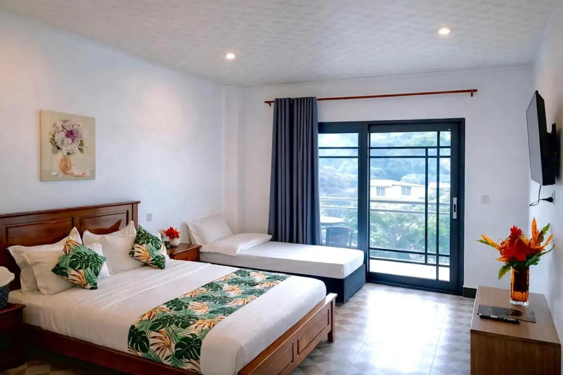 Facade/entrance, Bed in Crown Royale Hotel & Lounge Facade/entrance, Bed in Crown Royale Hotel & Lounge