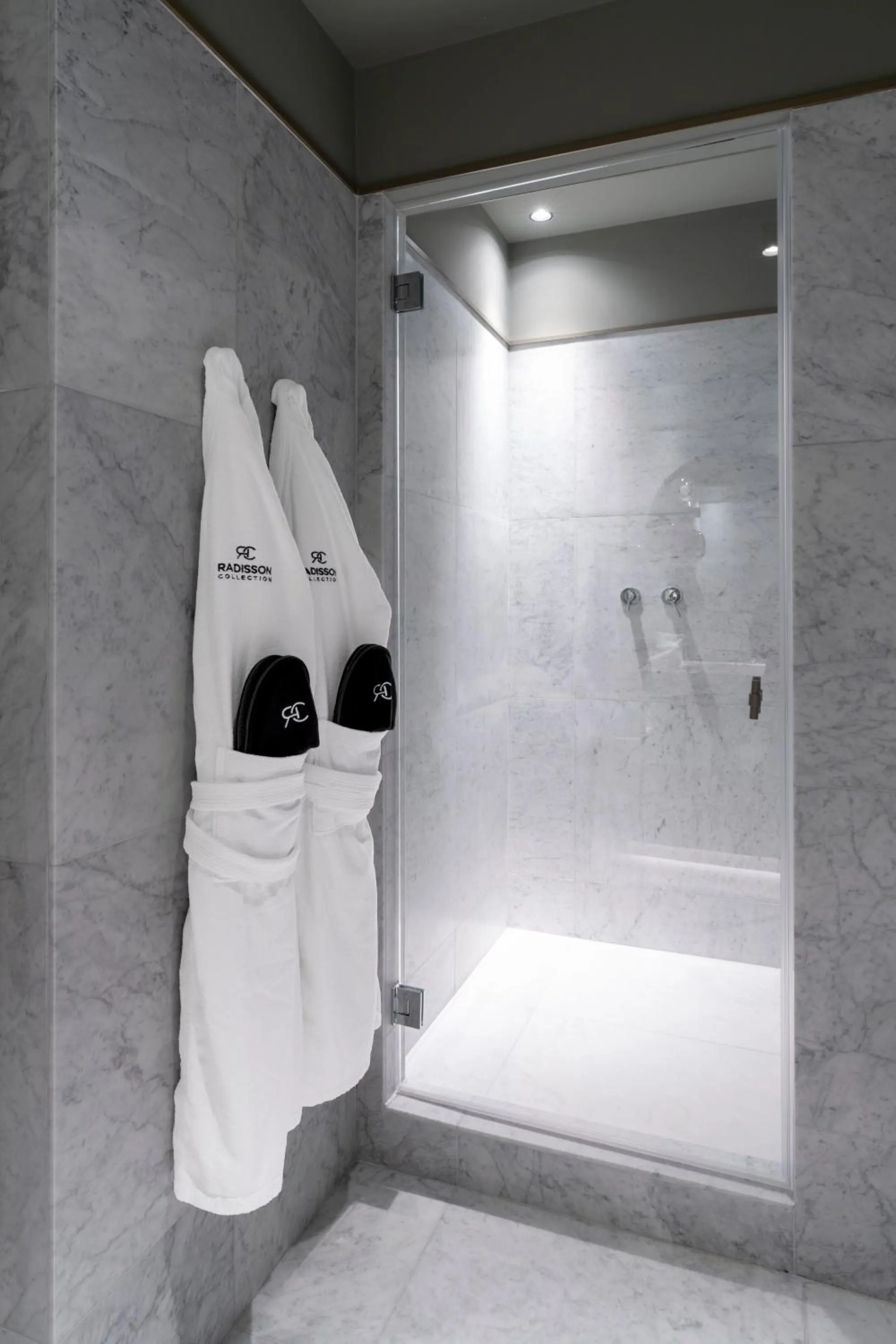 Shower in Radisson Collection Hotel, Roma Antica