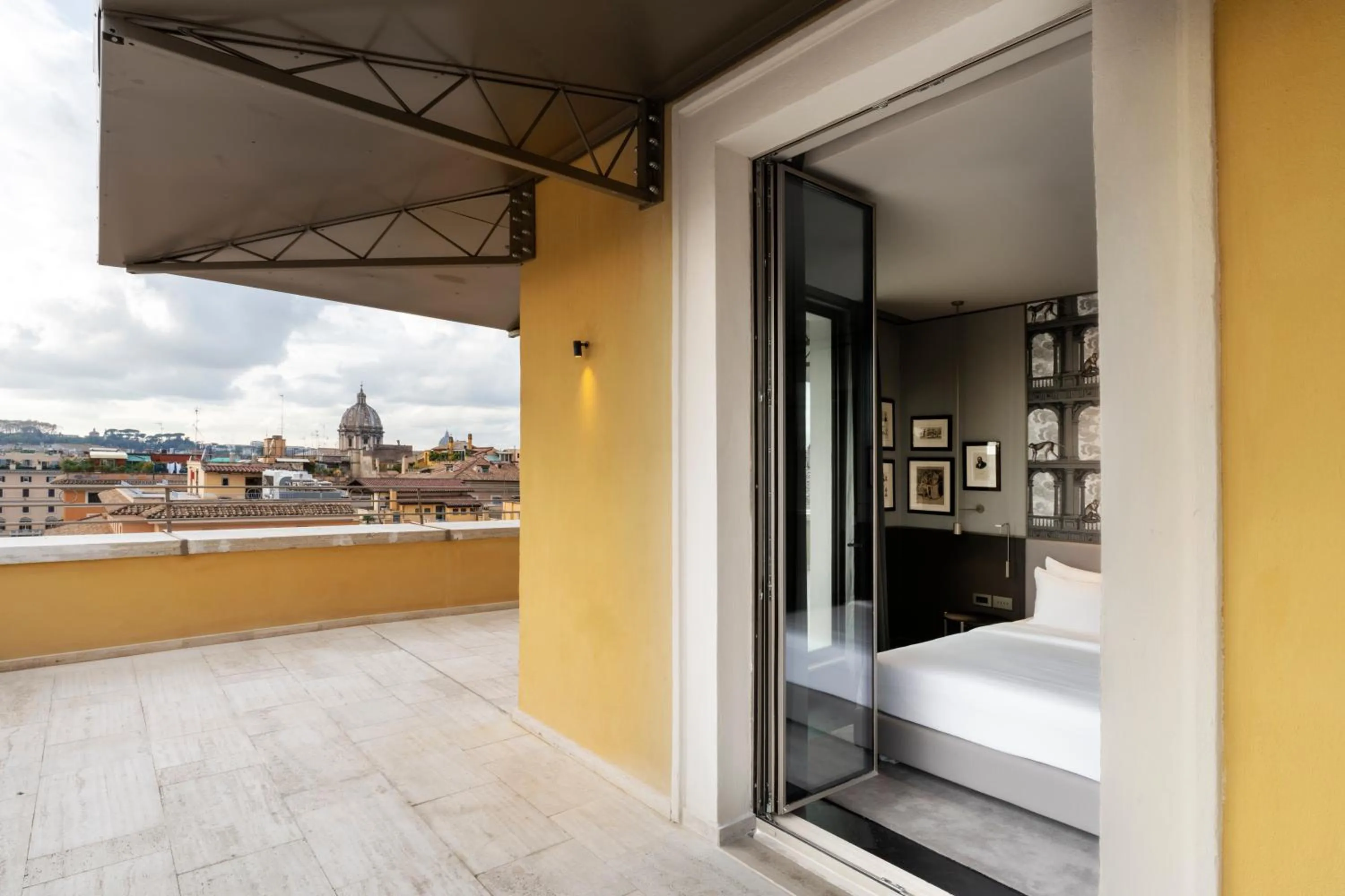 Bird's eye view, Bed in Radisson Collection Hotel, Roma Antica