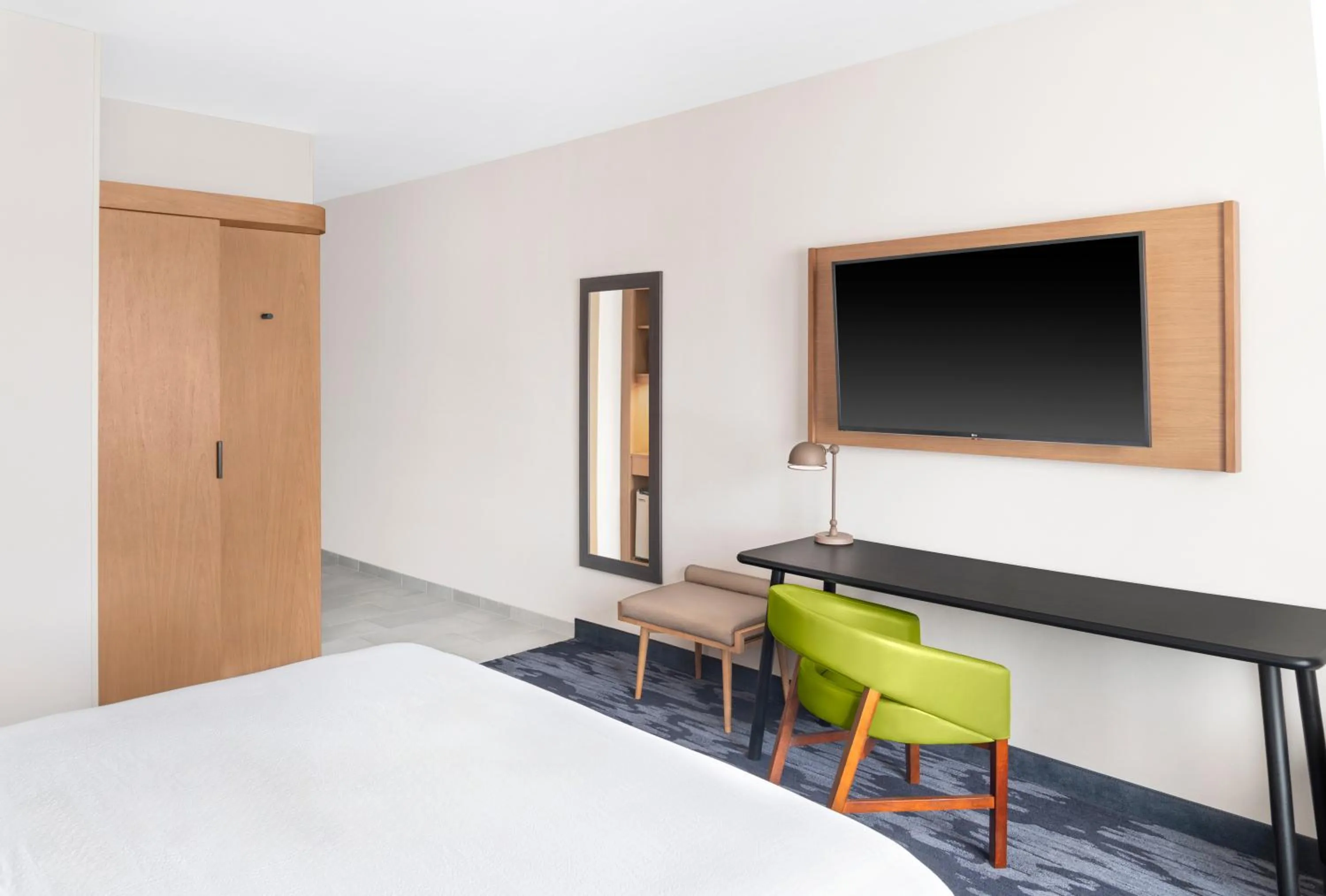 Communal lounge/ TV room, Bed in Fairfield by Marriott Inn & Suites Detroit Taylor