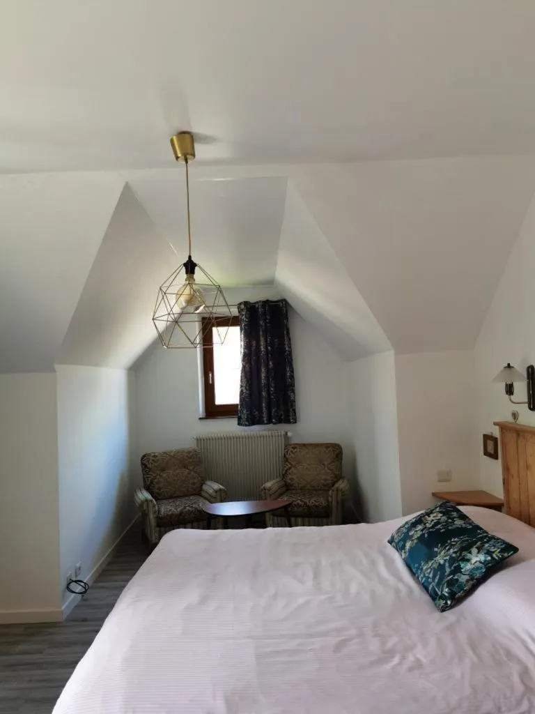 Seating area, Bed in Chez Yolande