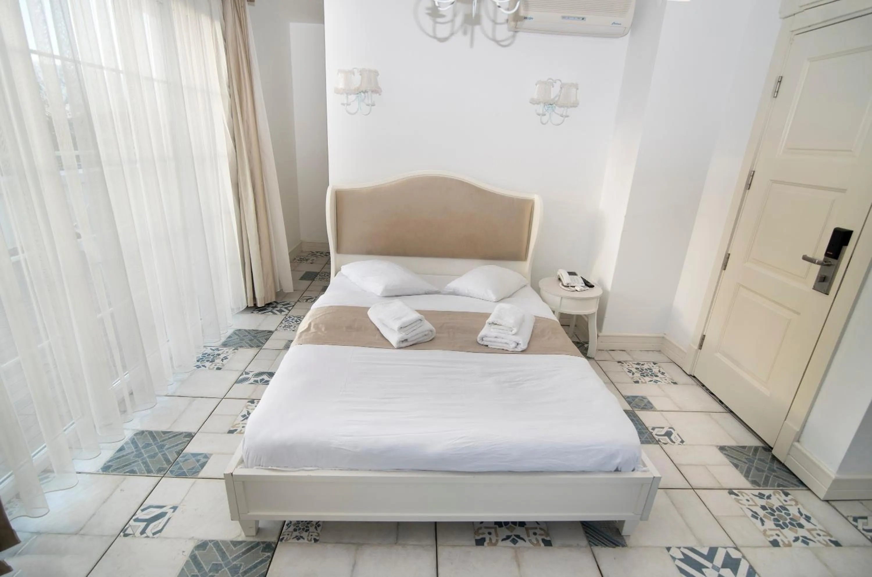 Photo of the whole room, Bed in Buyukada Cankaya Hotel