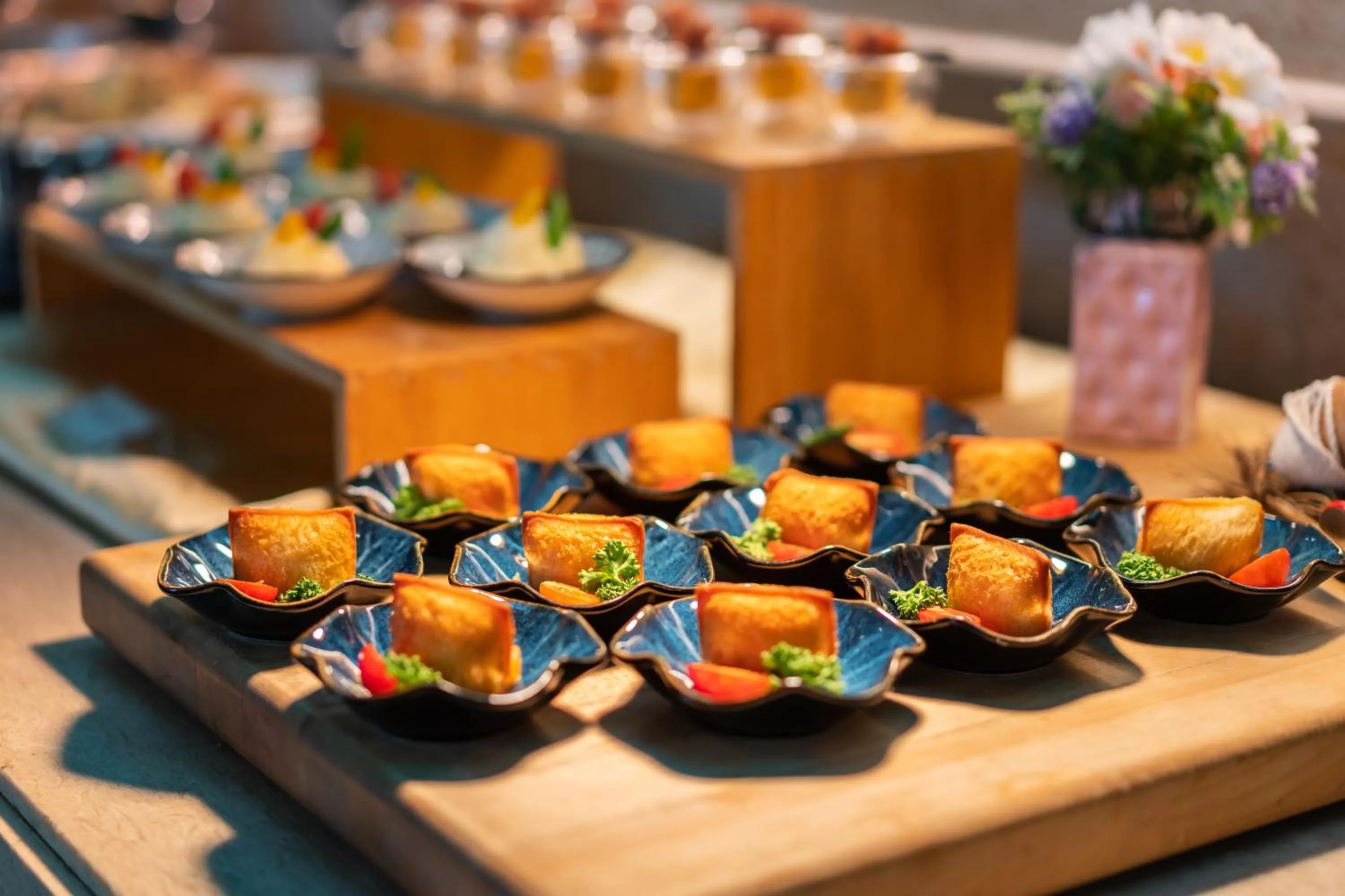 Restaurant/places to eat in Taipung Suites