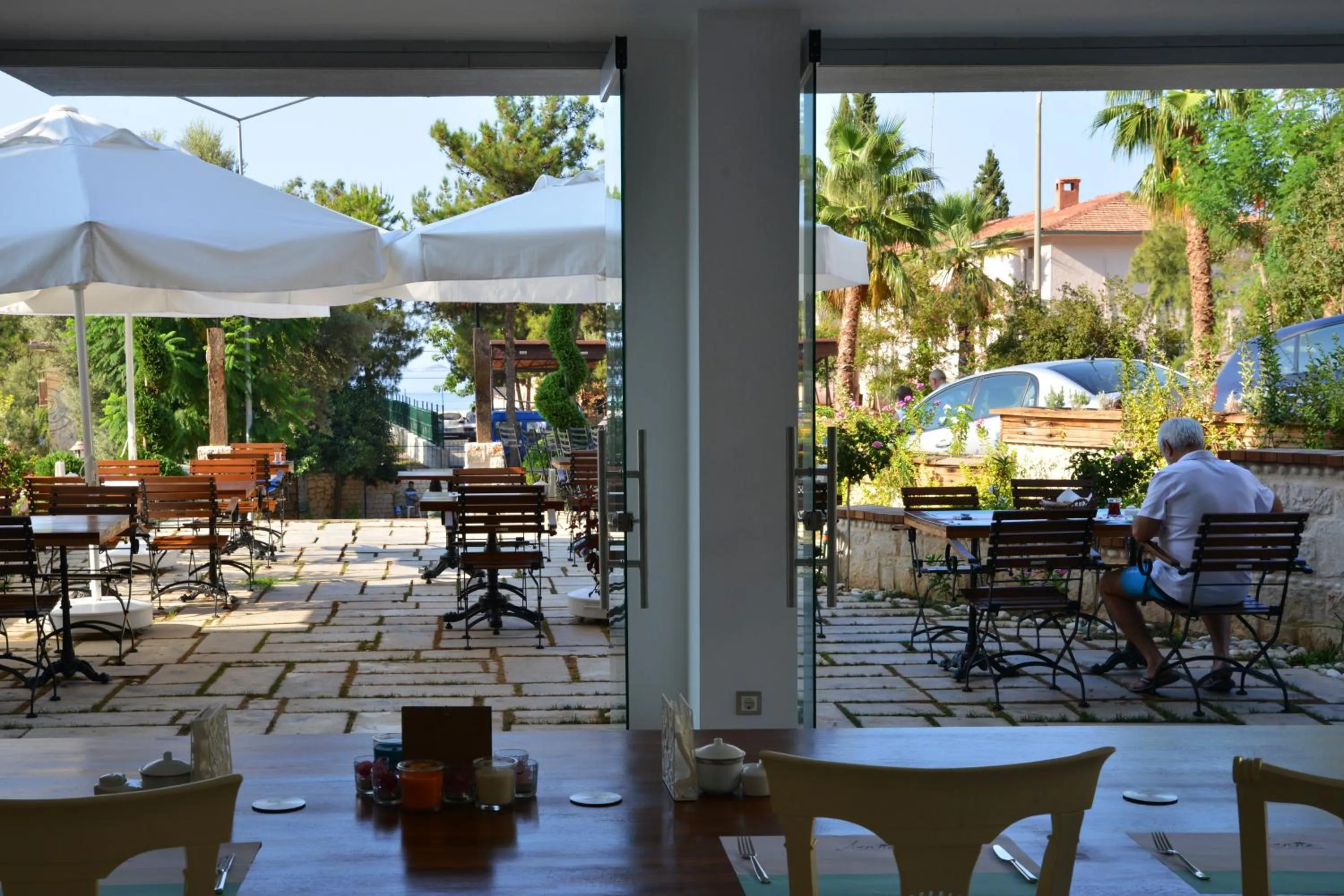 Restaurant/places to eat in Arnna Hotel