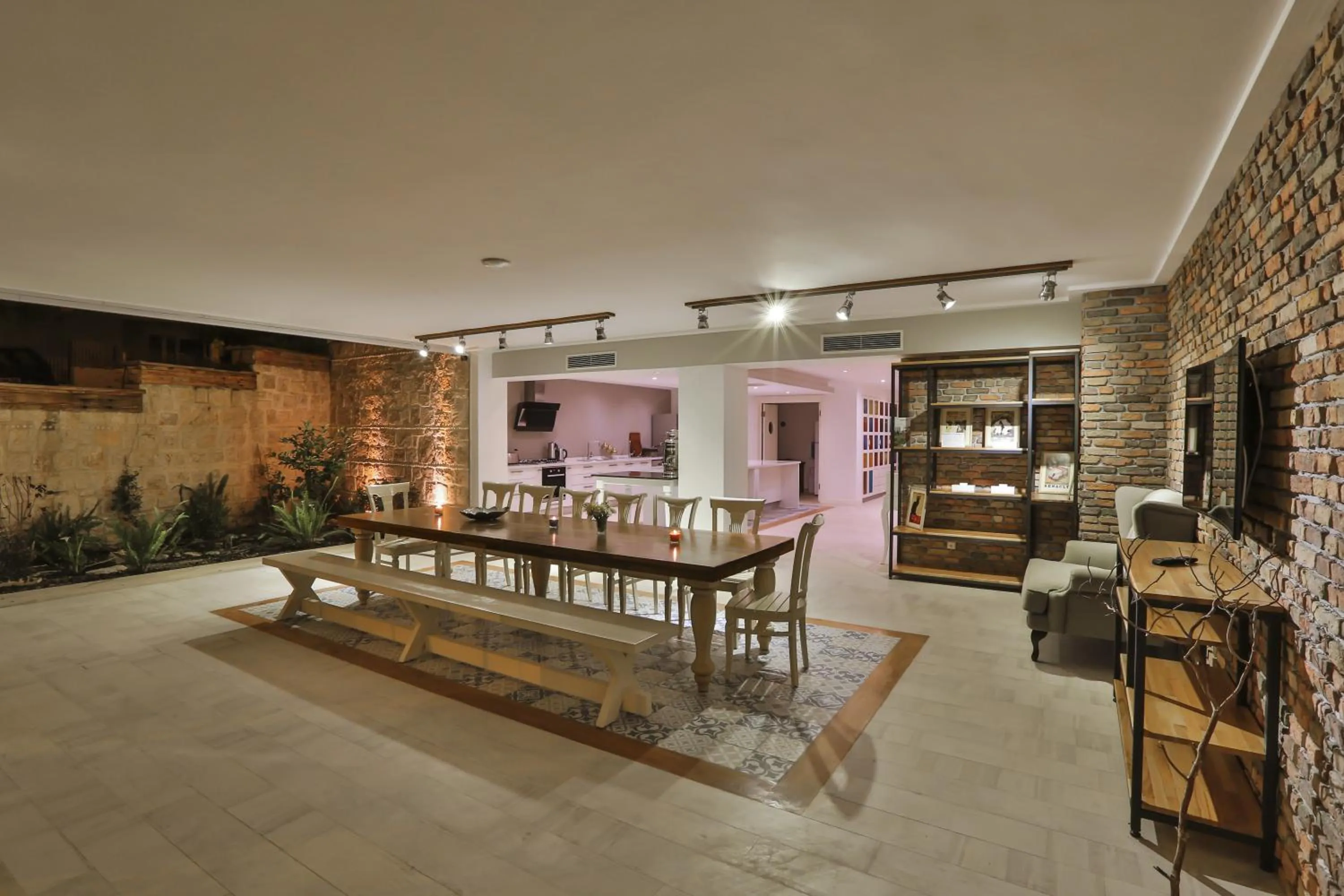 Restaurant/places to eat in Arnna Hotel