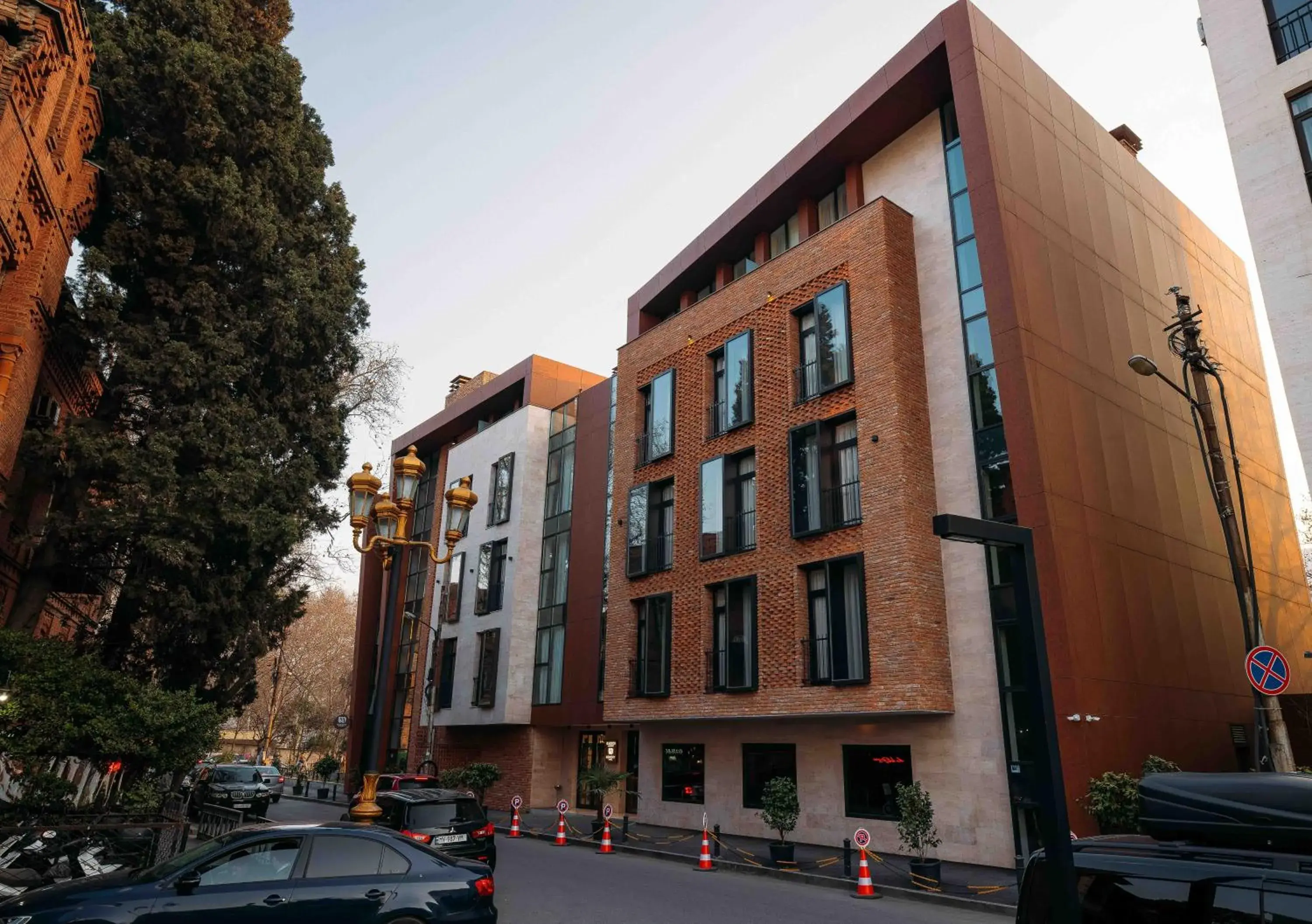 Property building in Hotel Monday by DNT Group Property building in Hotel Monday by DNT Group