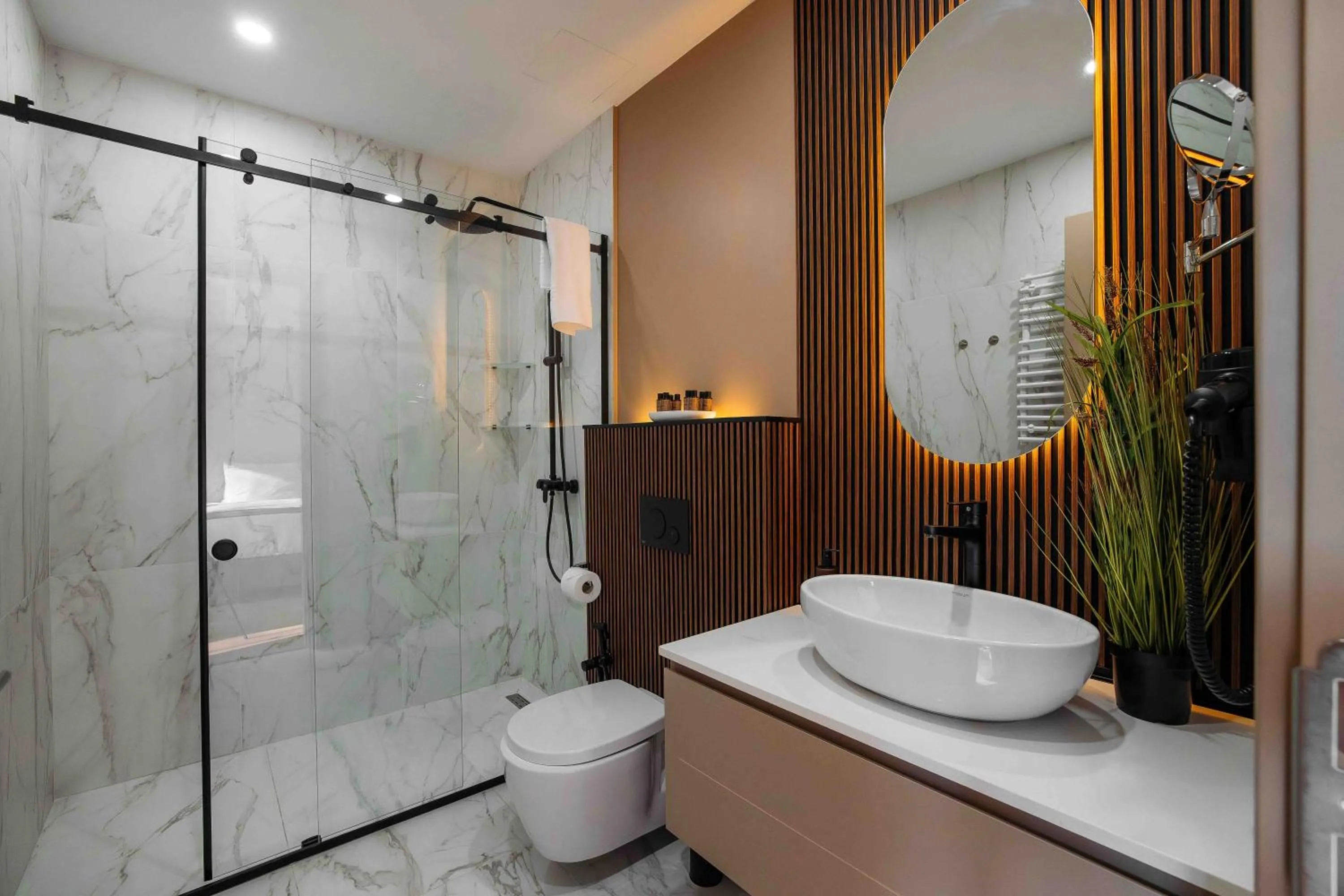 Toilet in Hotel Monday by DNT Group