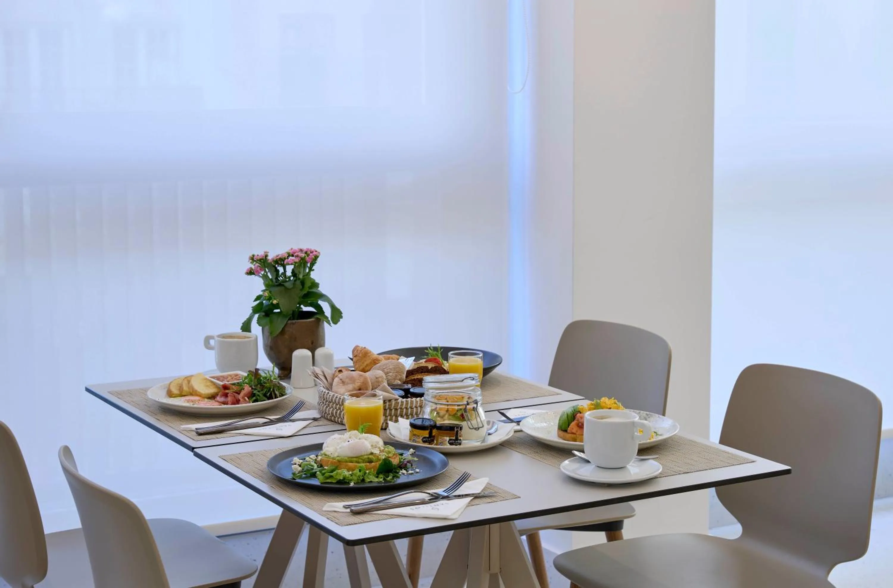 Breakfast in Twinn Downtown Piraeus, Santikos Collection