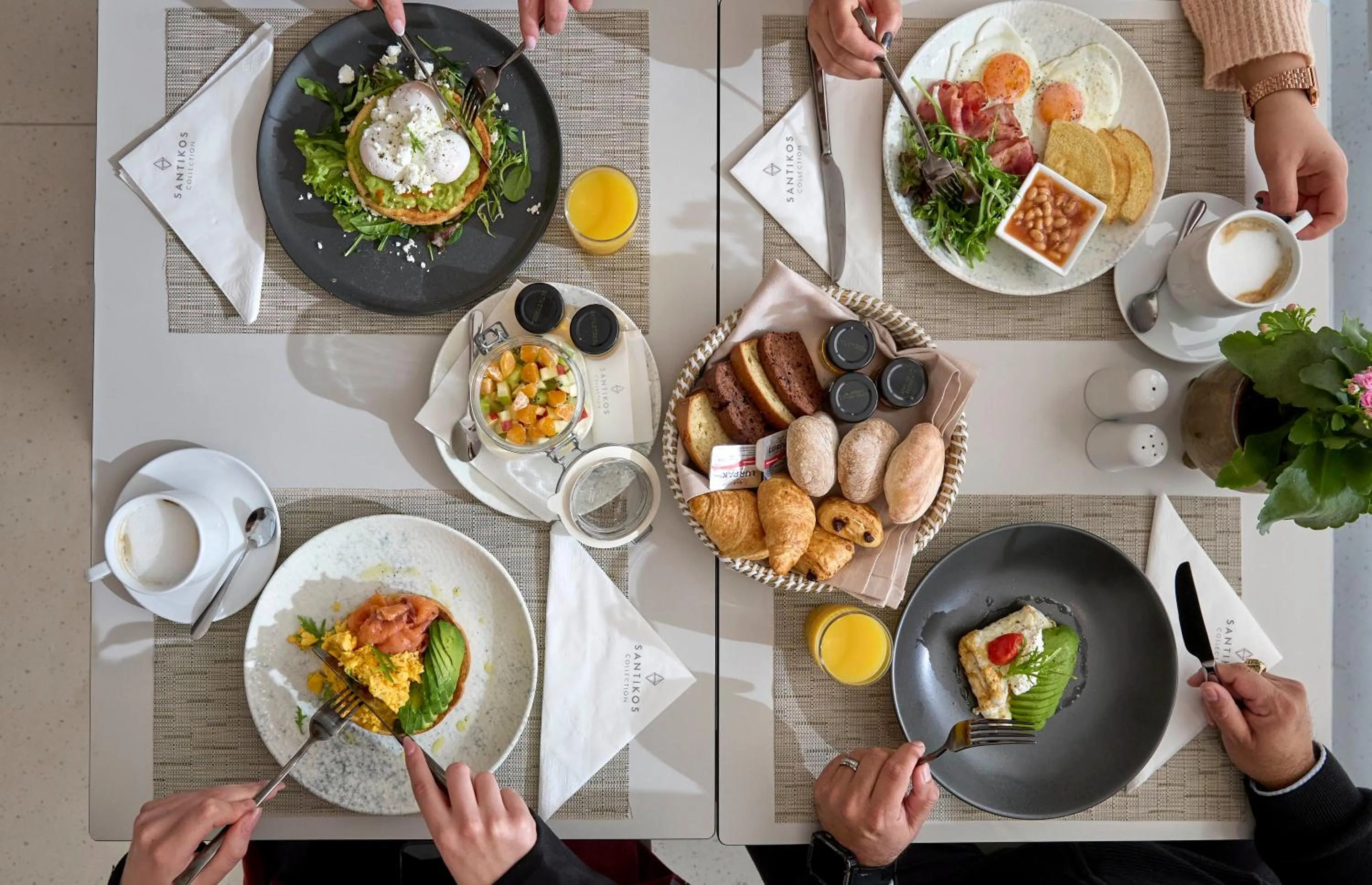 Breakfast in Twinn Downtown Piraeus, Santikos Collection