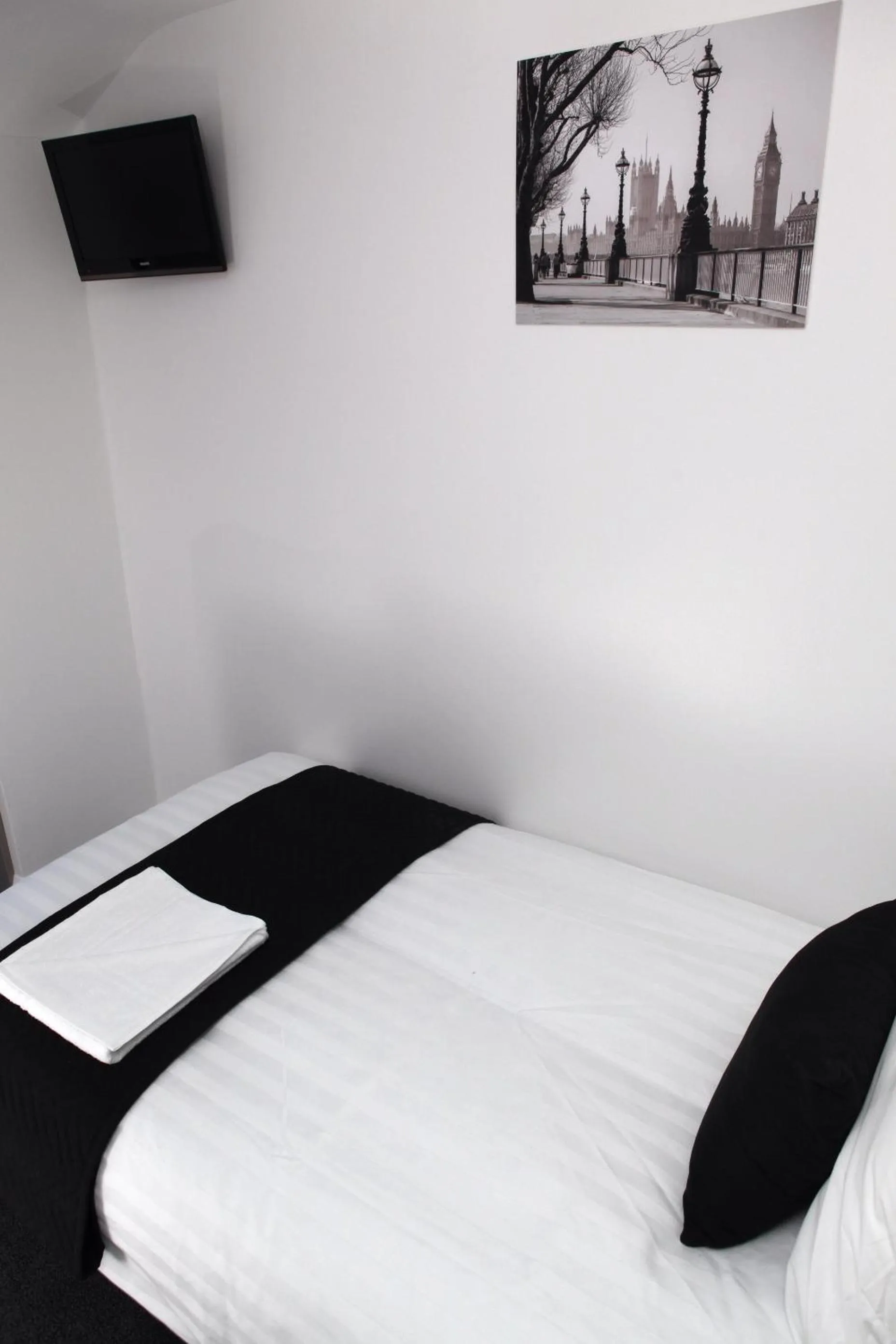 Decorative detail, Bed in The Omega Hotel