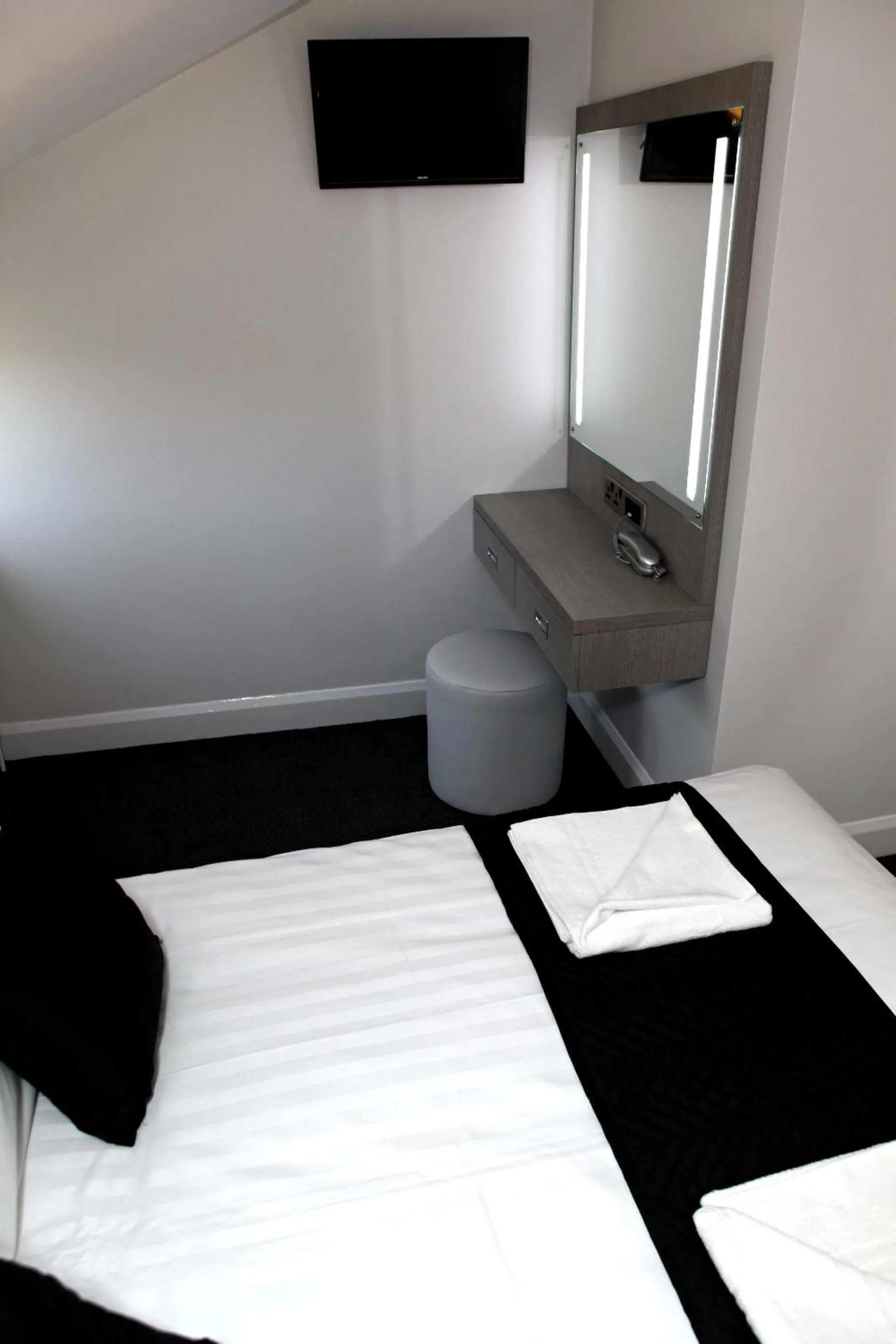 TV and multimedia, Bed in The Omega Hotel