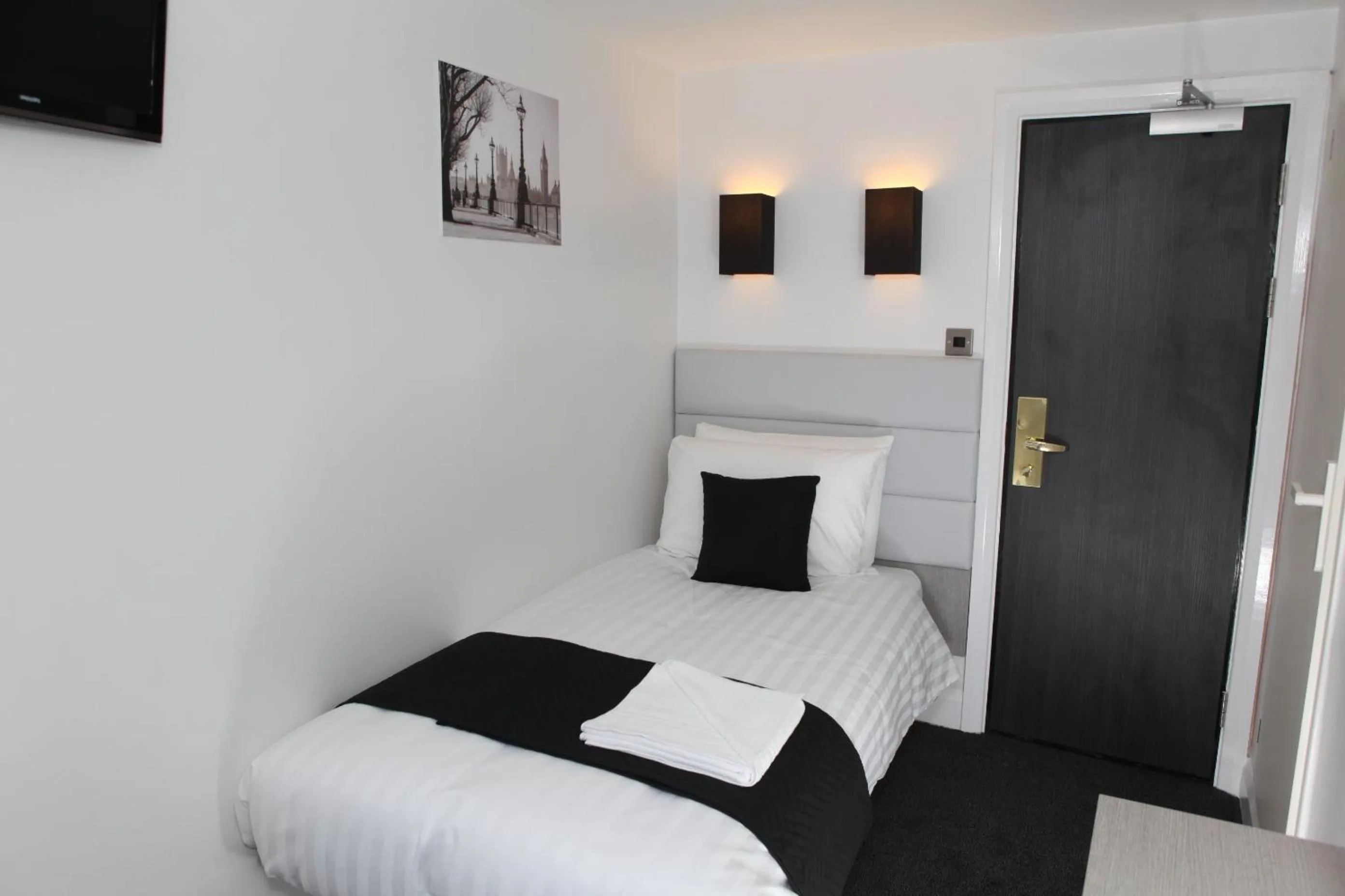 Photo of the whole room, Bed in The Omega Hotel