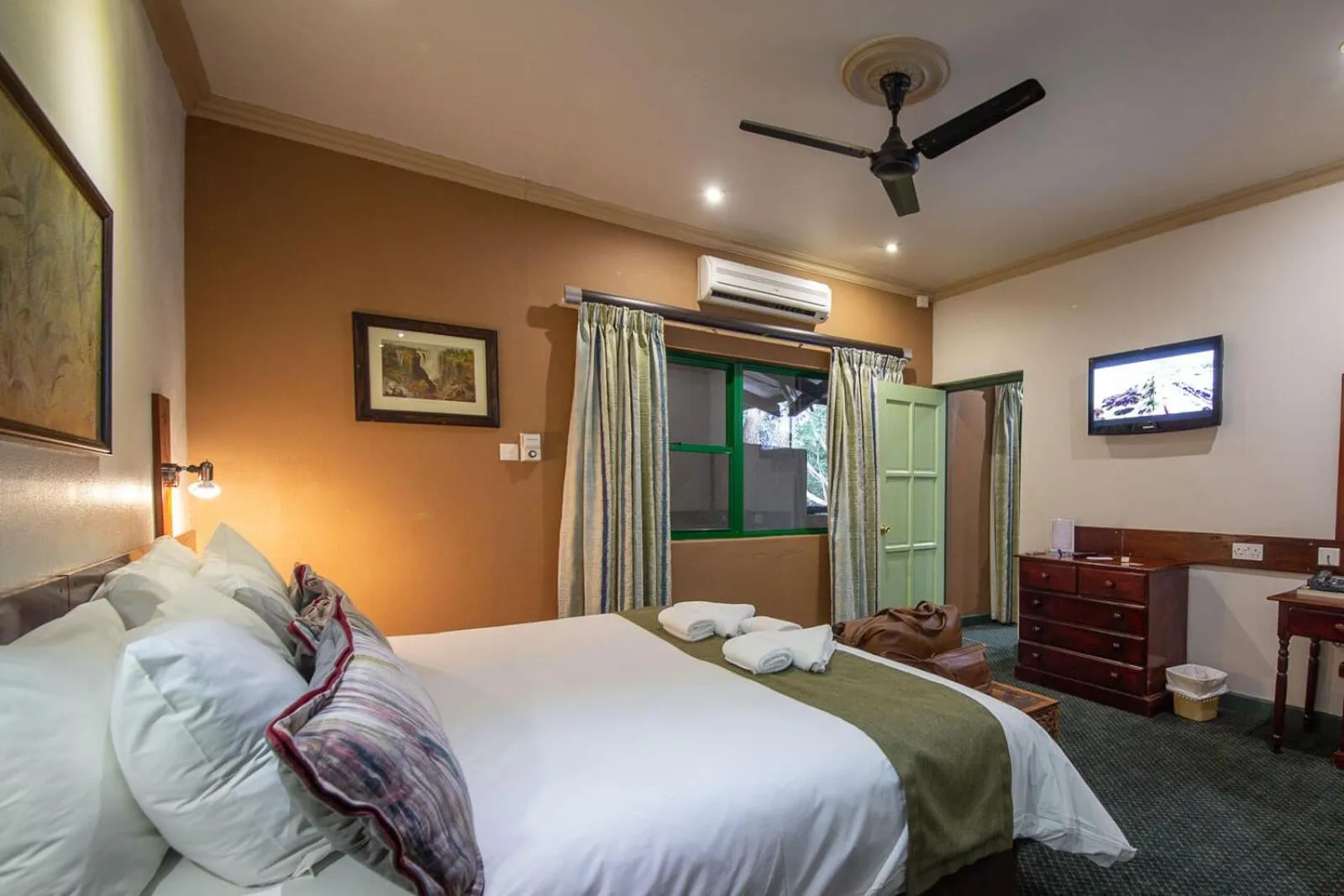 Bedroom, Bed in Diggers Inn