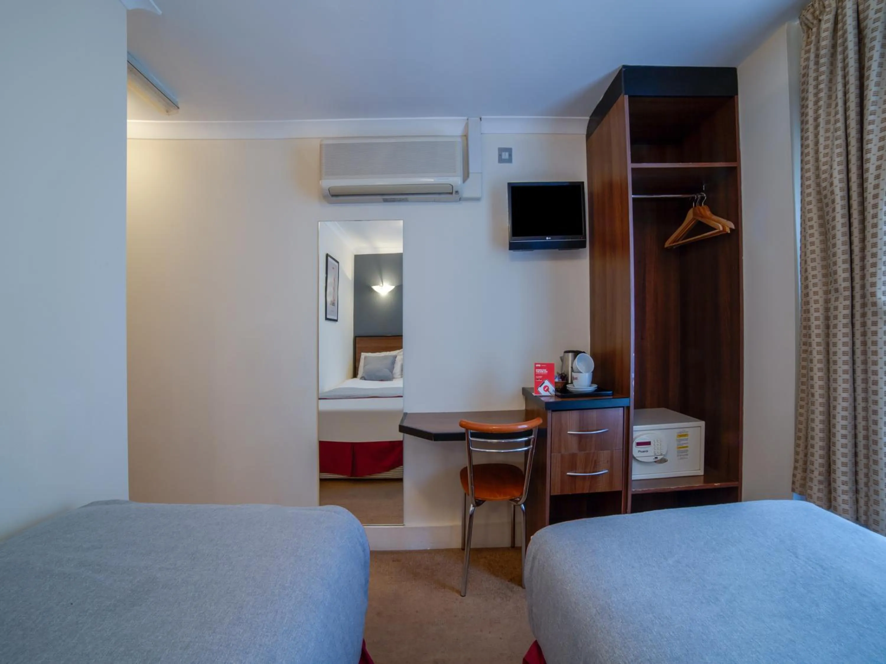 Bedroom, Bed in Elysee Hyde Park