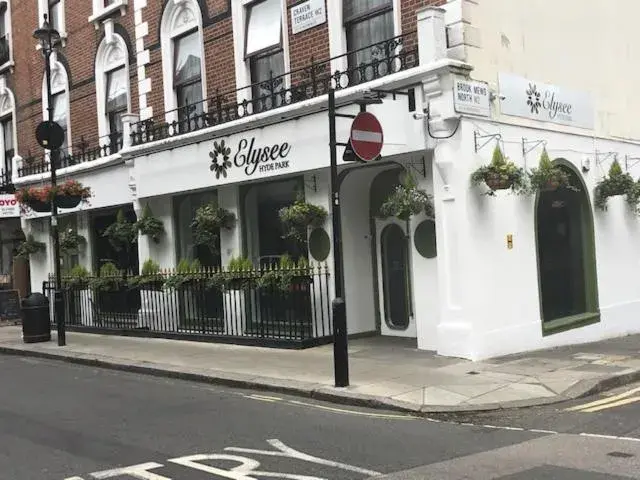 Property building in Elysee Hyde Park Property building in Elysee Hyde Park