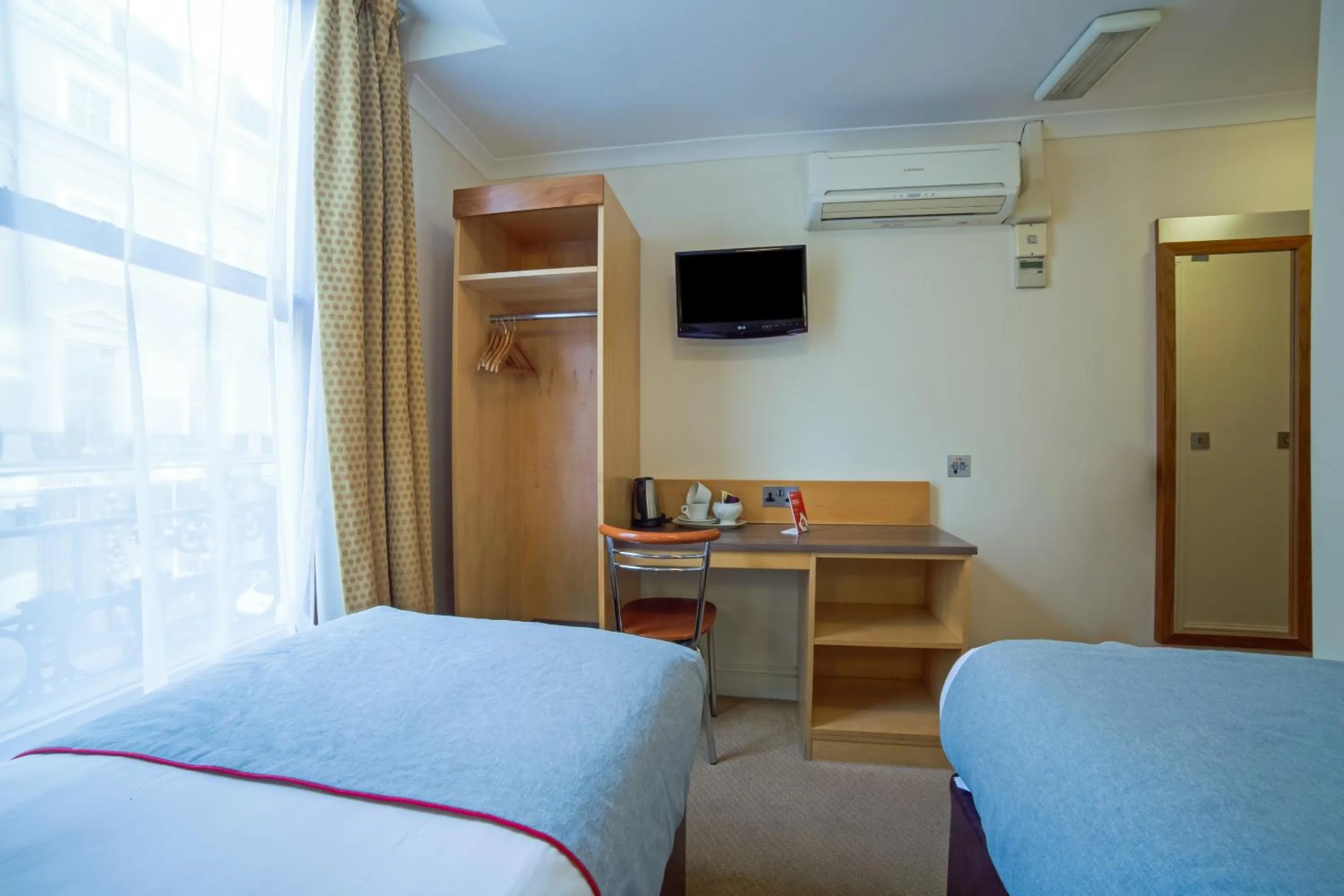 Bedroom, Bed in Elysee Hyde Park