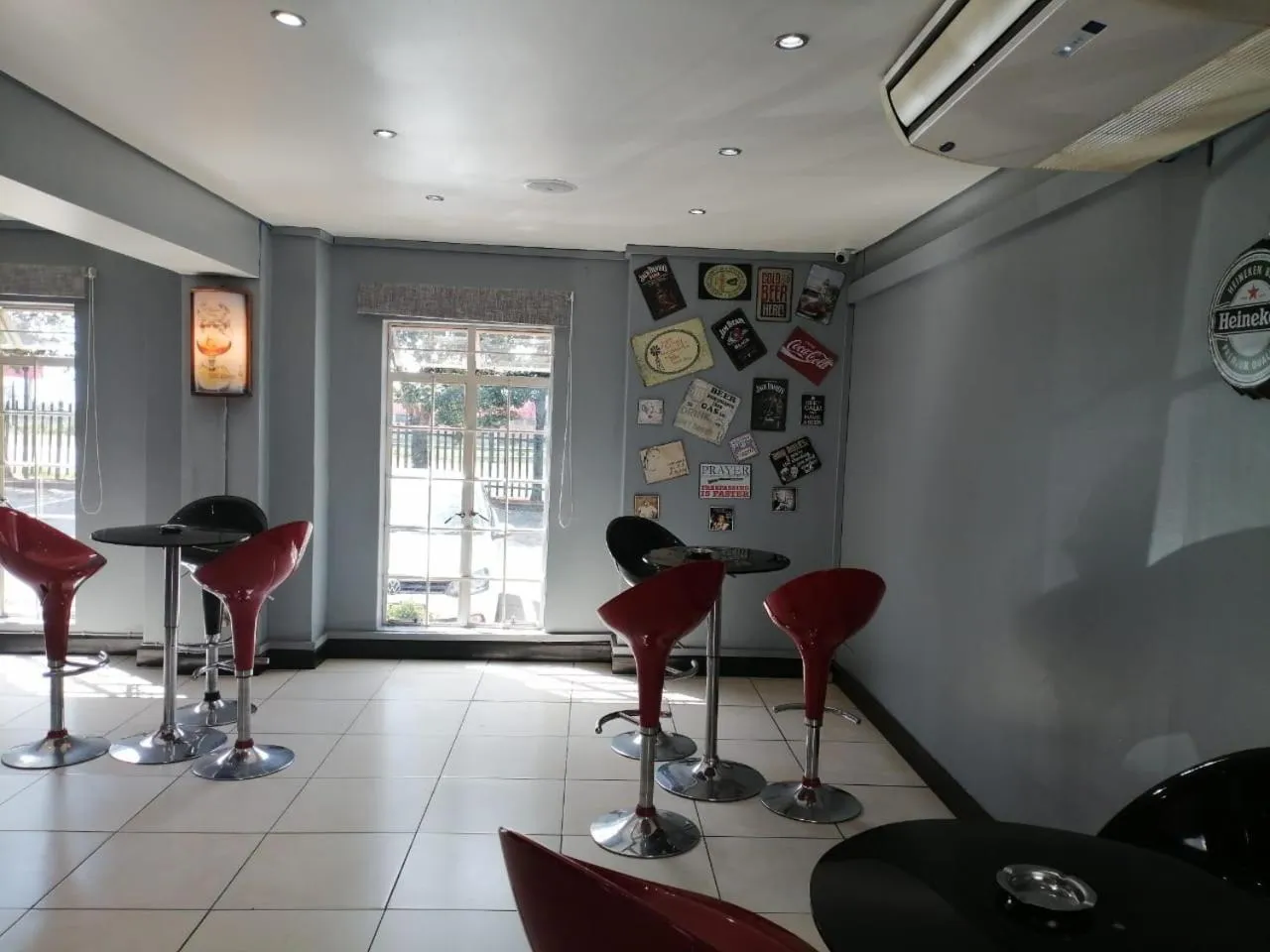 oven in Airport Inn and Suites