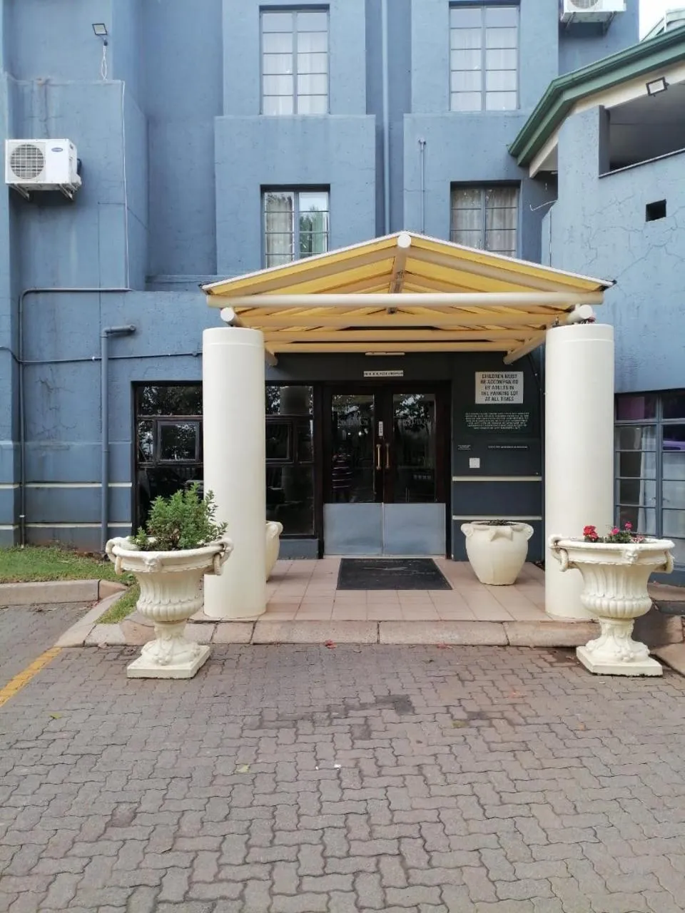 Property building in Airport Inn and Suites