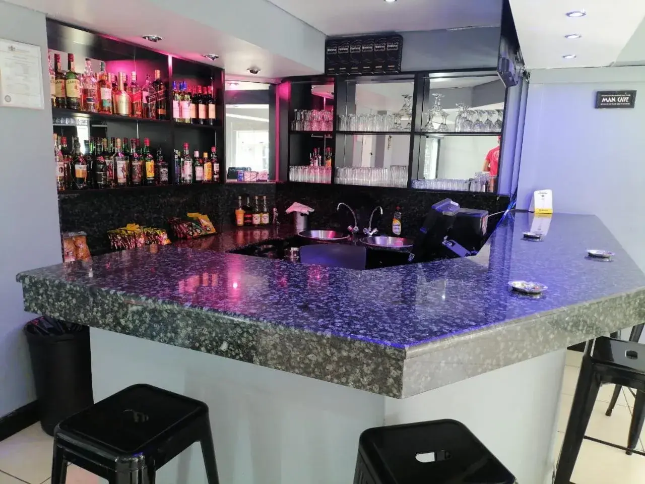 Lounge or bar in Airport Inn and Suites Lounge or bar in Airport Inn and Suites