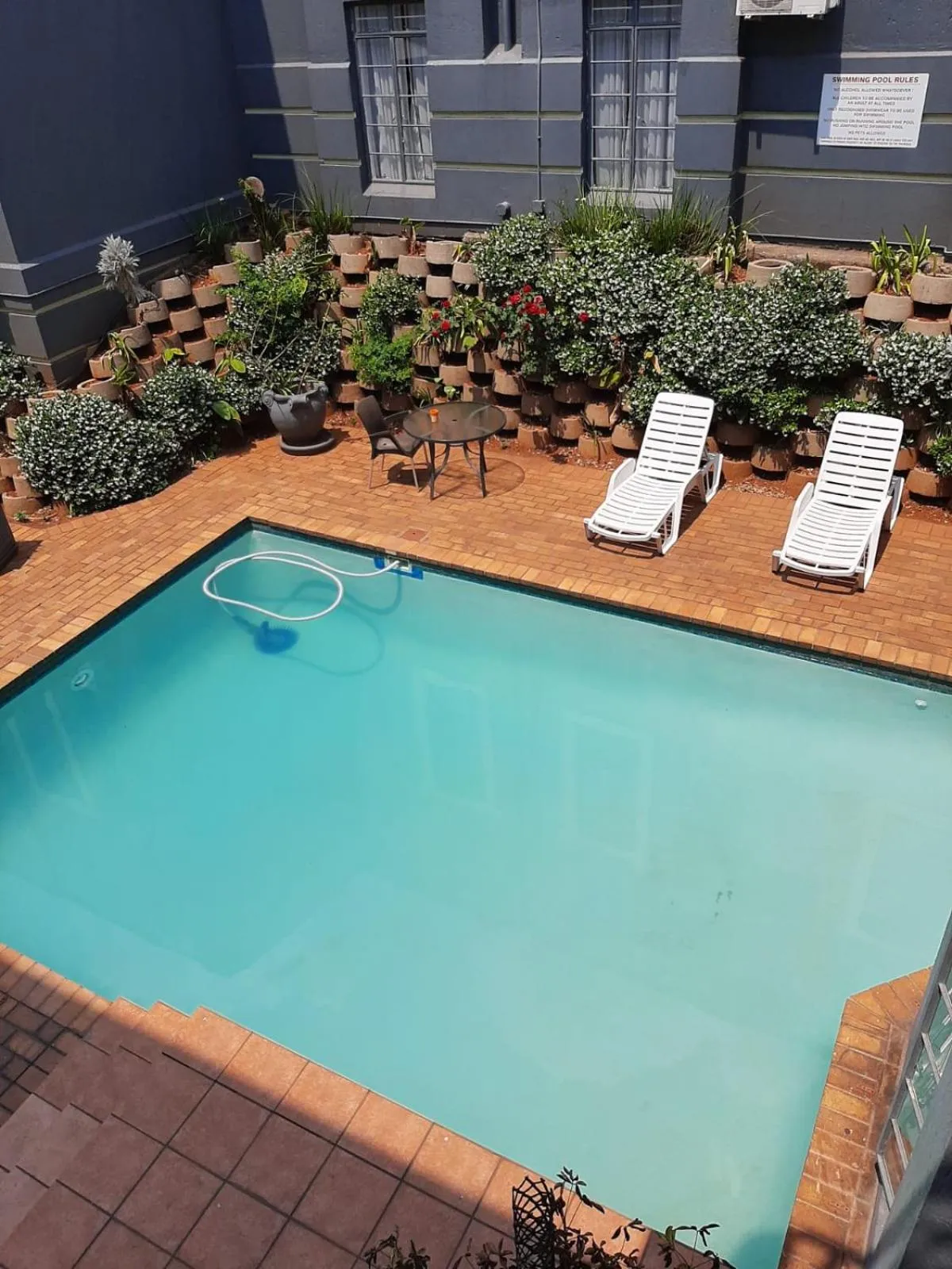 Swimming pool in Airport Inn and Suites