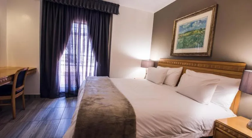 Bedroom, Bed in Airport Inn and Suites