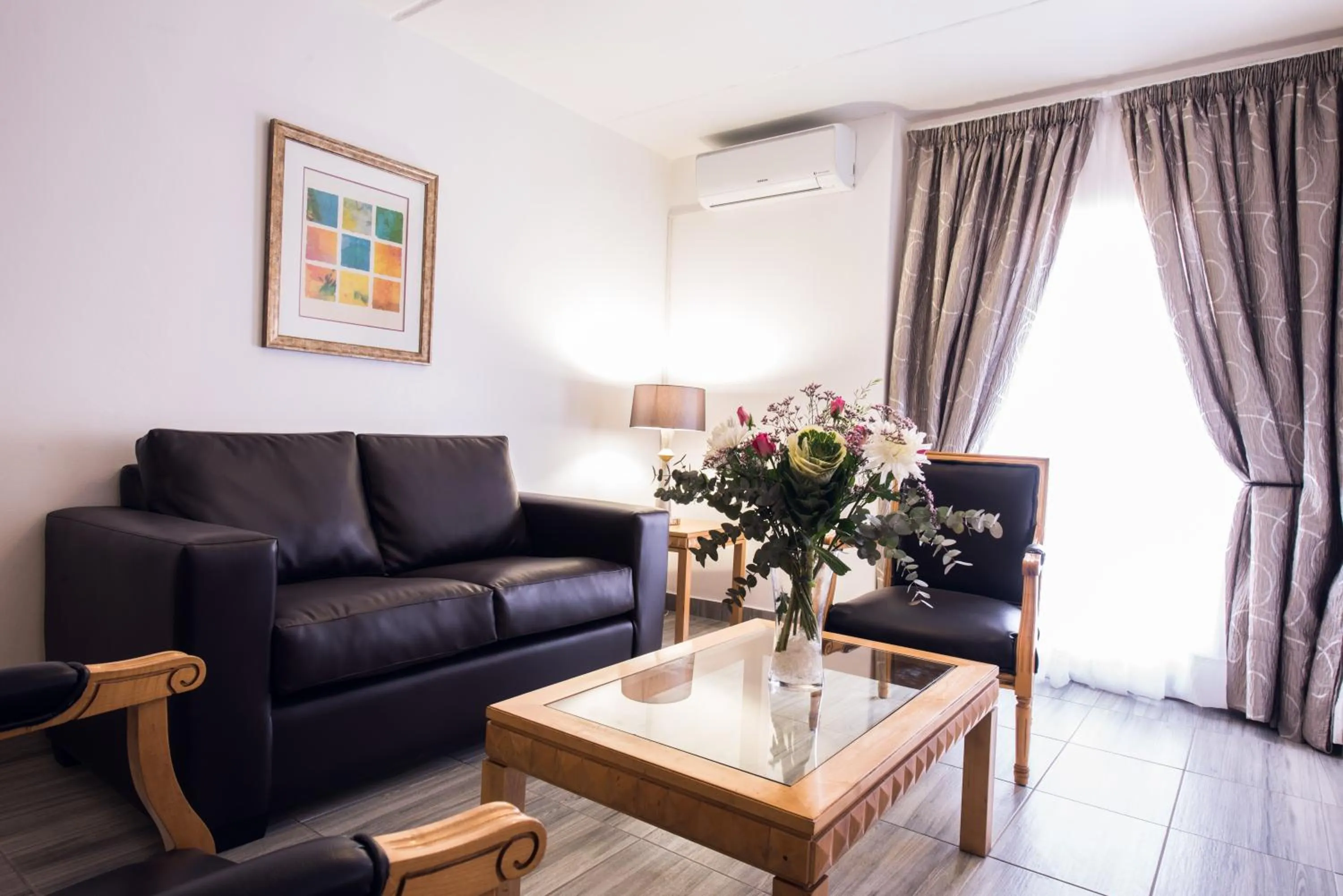 Living room in Airport Inn and Suites