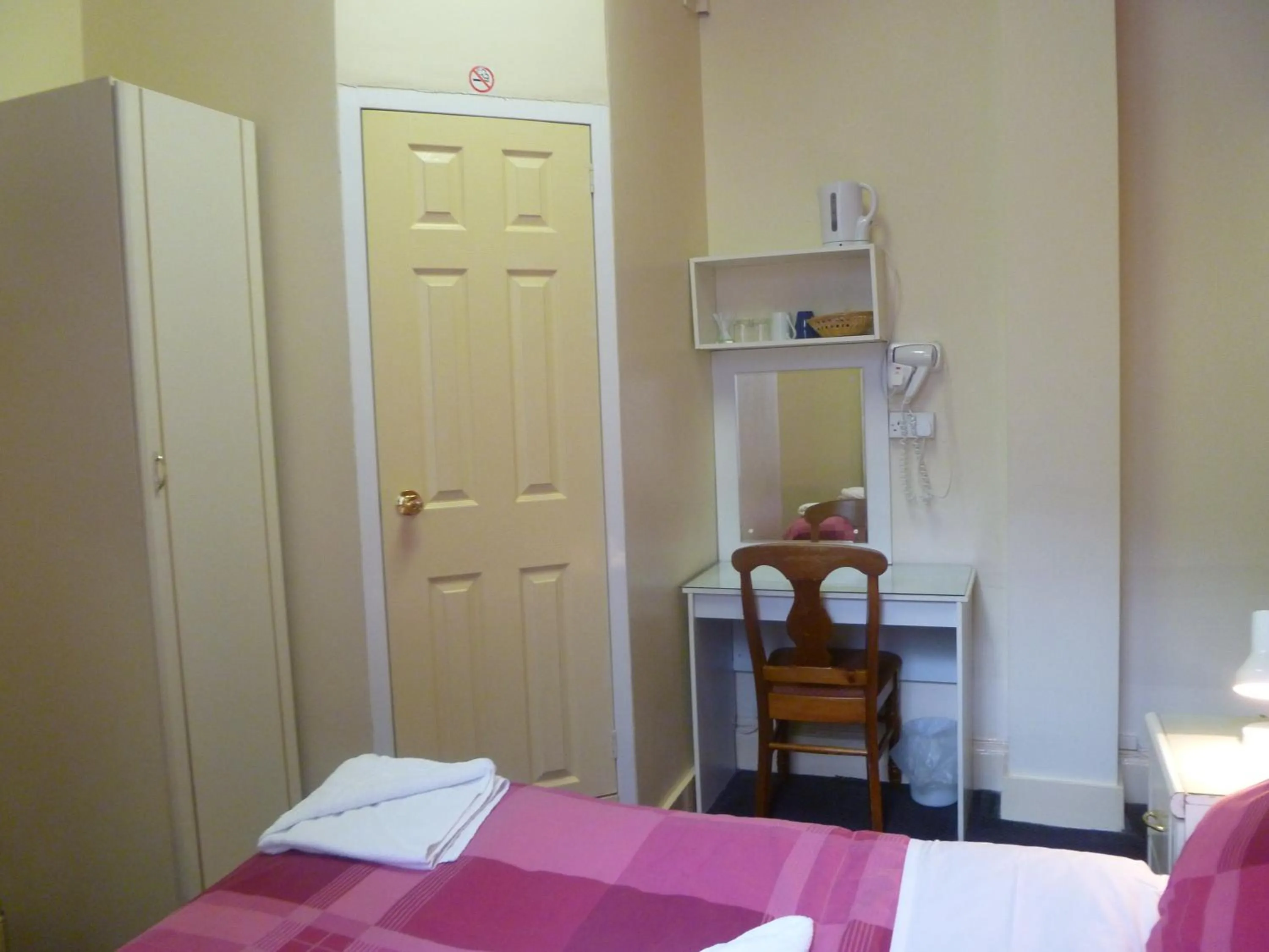 Bed in Grenville House Hotel