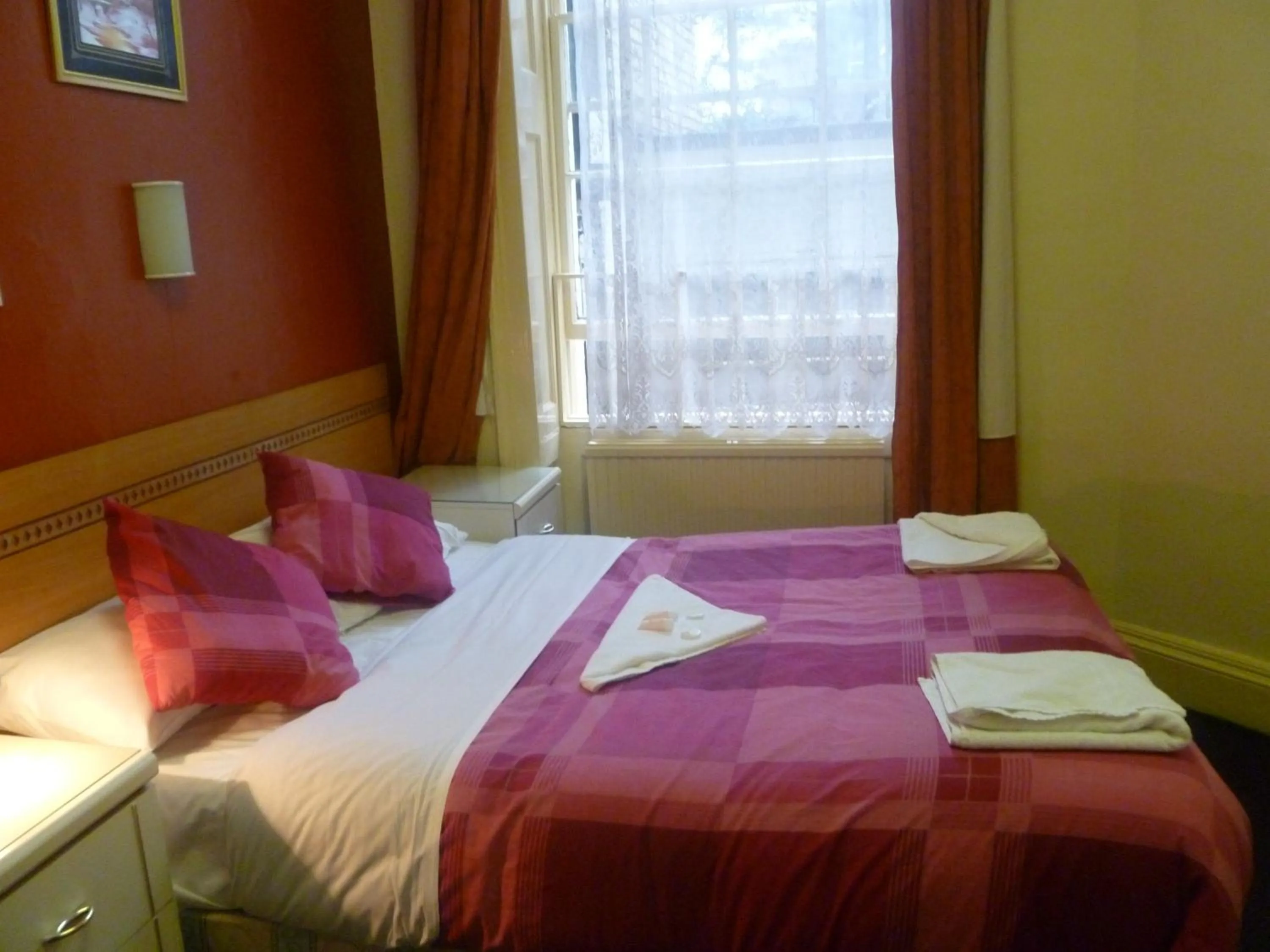 Bed in Grenville House Hotel