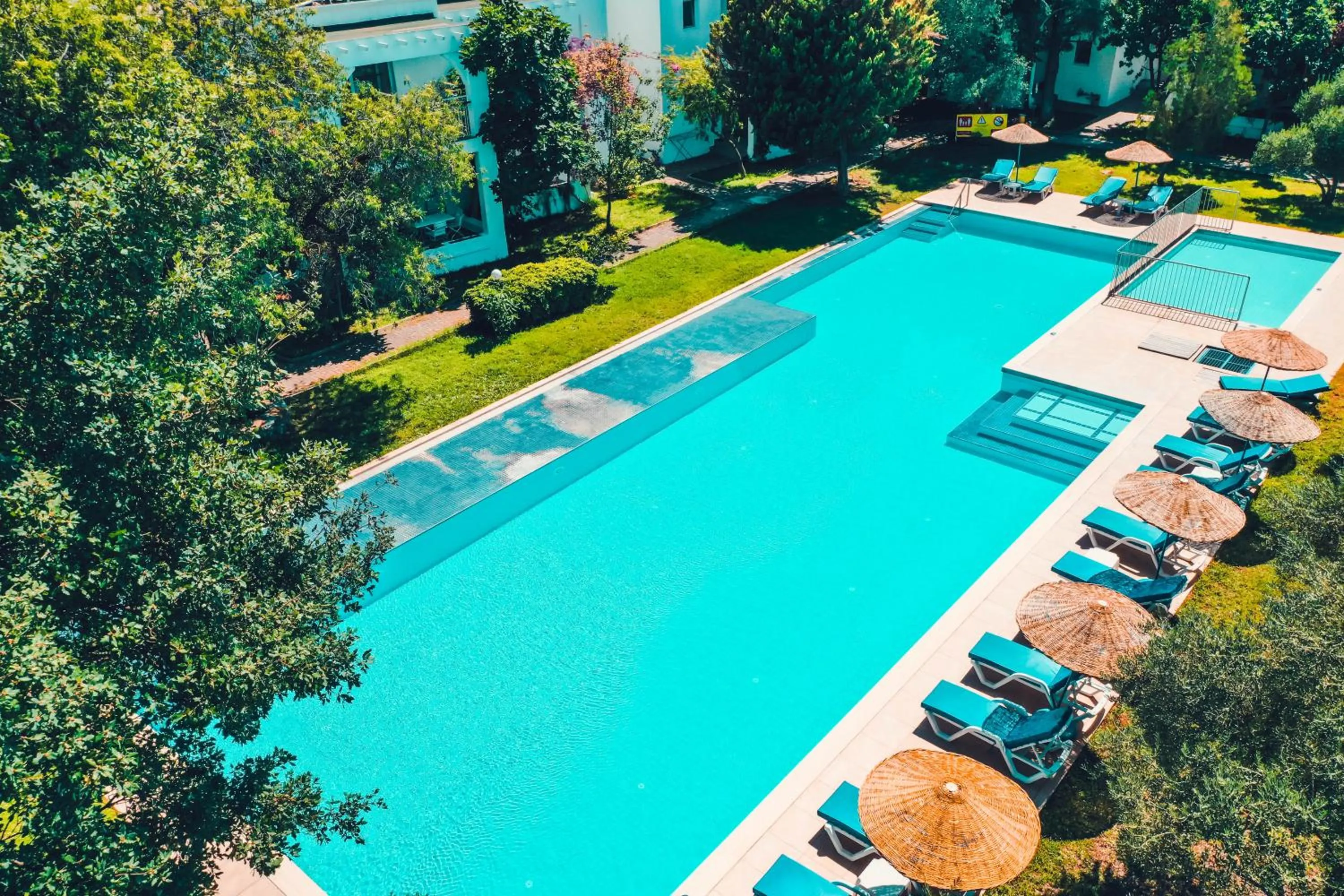 Swimming pool in Muskebi Apart Otel