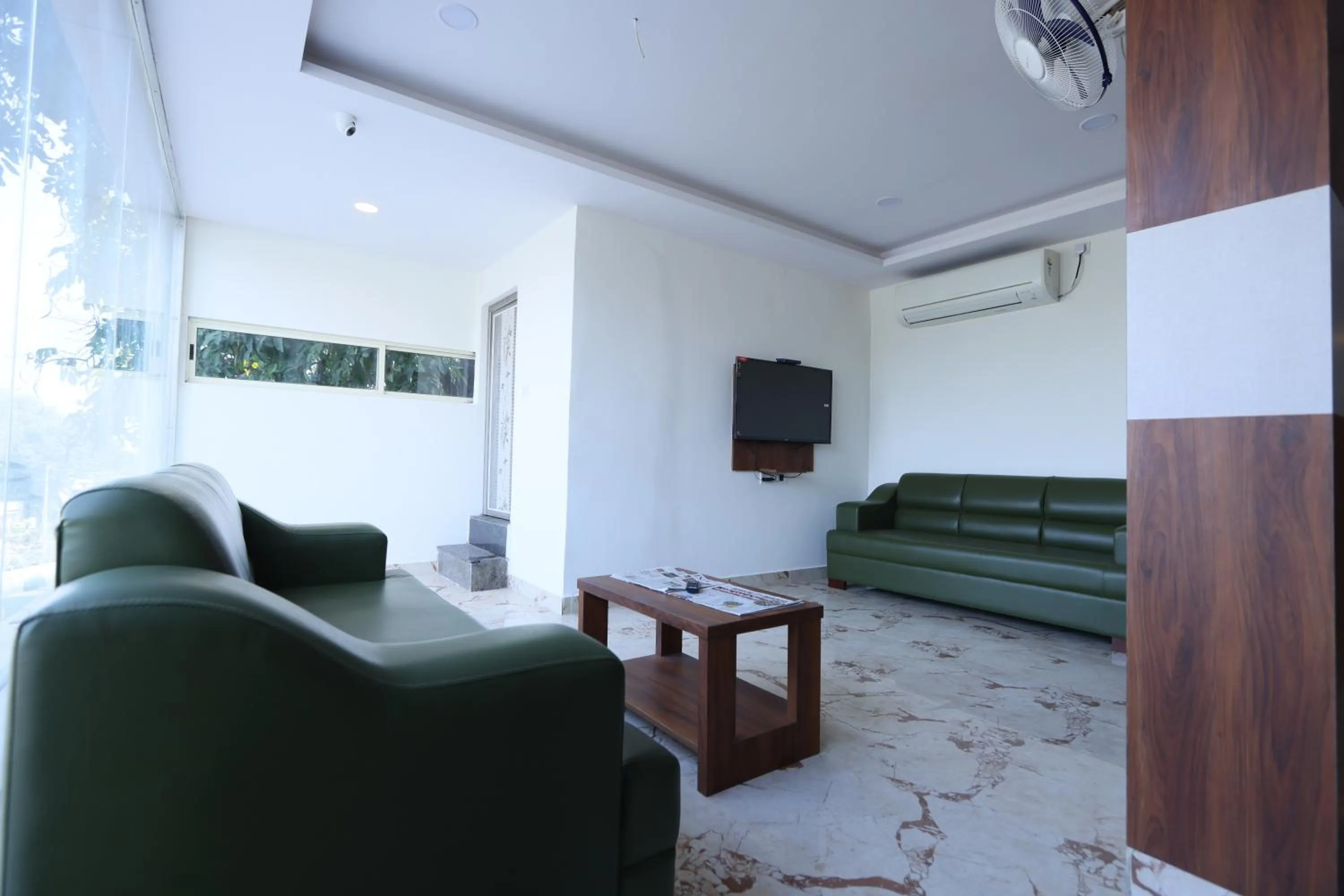 Communal lounge/ TV room in NO 7 Grandeur Hotel