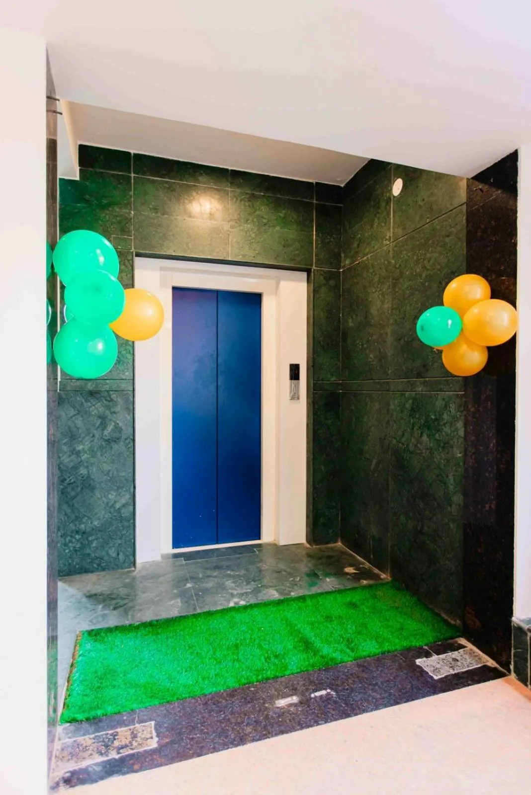 elevator in NO 7 Grandeur Hotel