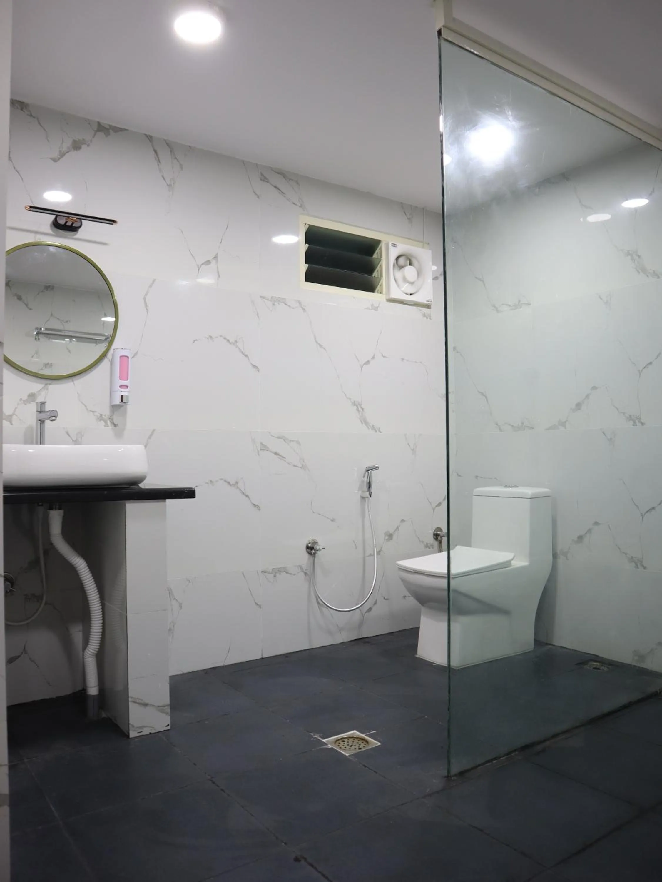 Toilet in NO 7 Grandeur Hotel