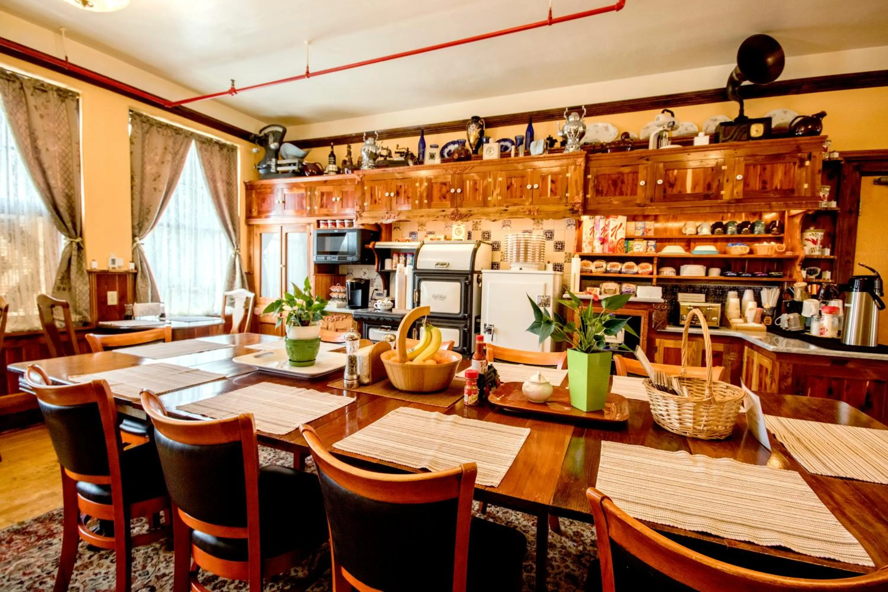 Restaurant/places to eat in The Edgewater Hotel