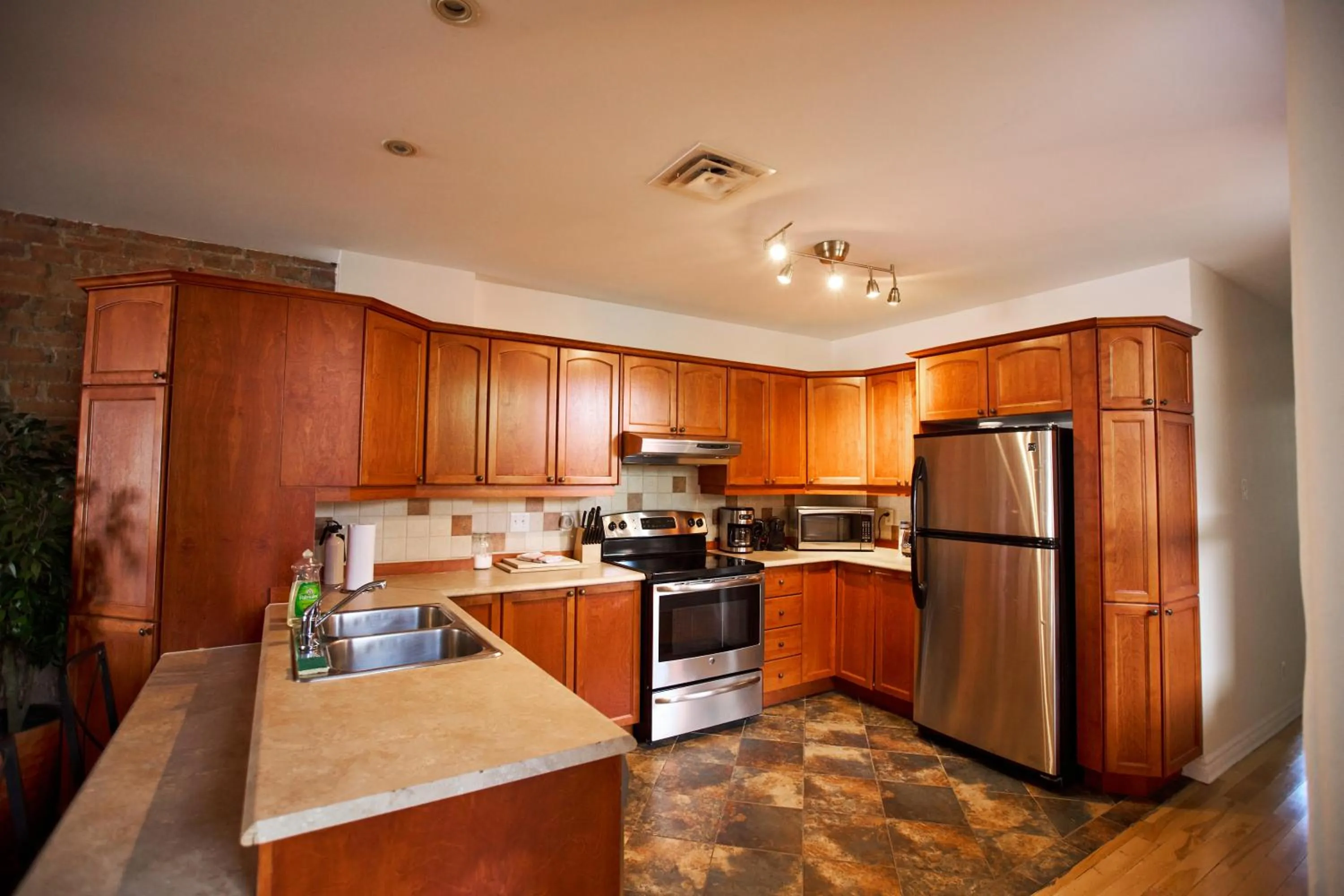 Le Metro Mont-Royal by HomeInMontreal