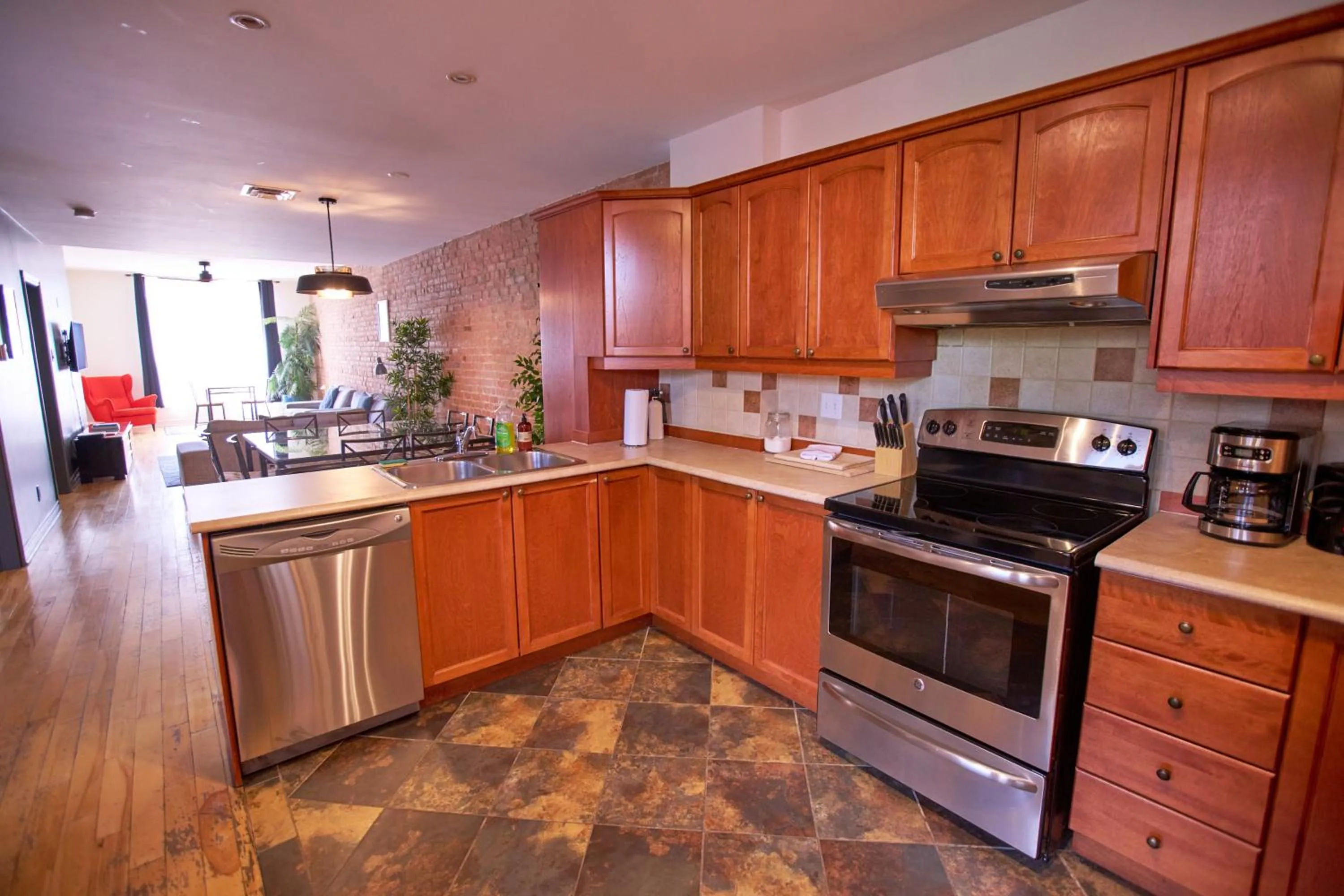 Le Metro Mont-Royal by HomeInMontreal