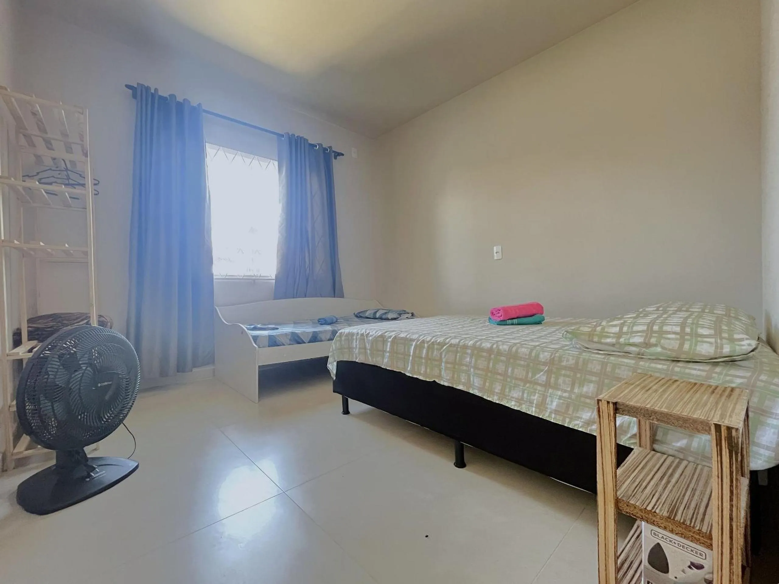 Photo of the whole room in Apenas 700m do mar e 25min do Beto Carrero