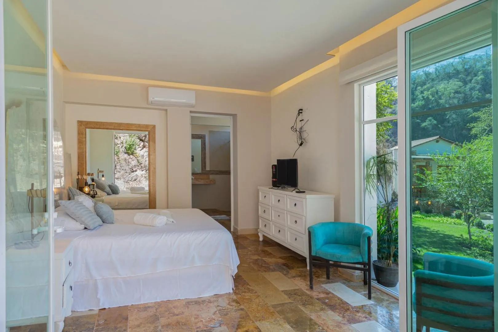 Bed in La Dulce Vista Hotel & Villas - Sierra Madre Puerto Vallarta