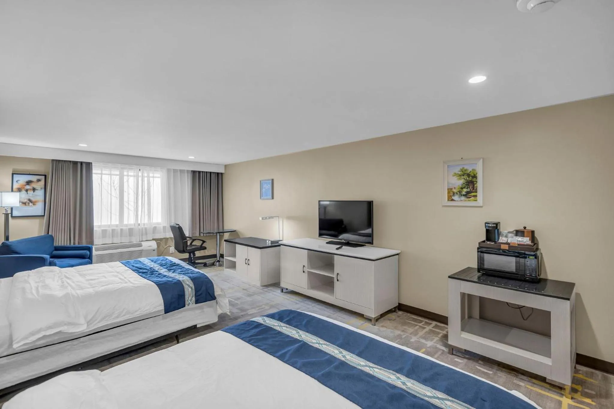 Bed in KC Inn Hotel Kansas City