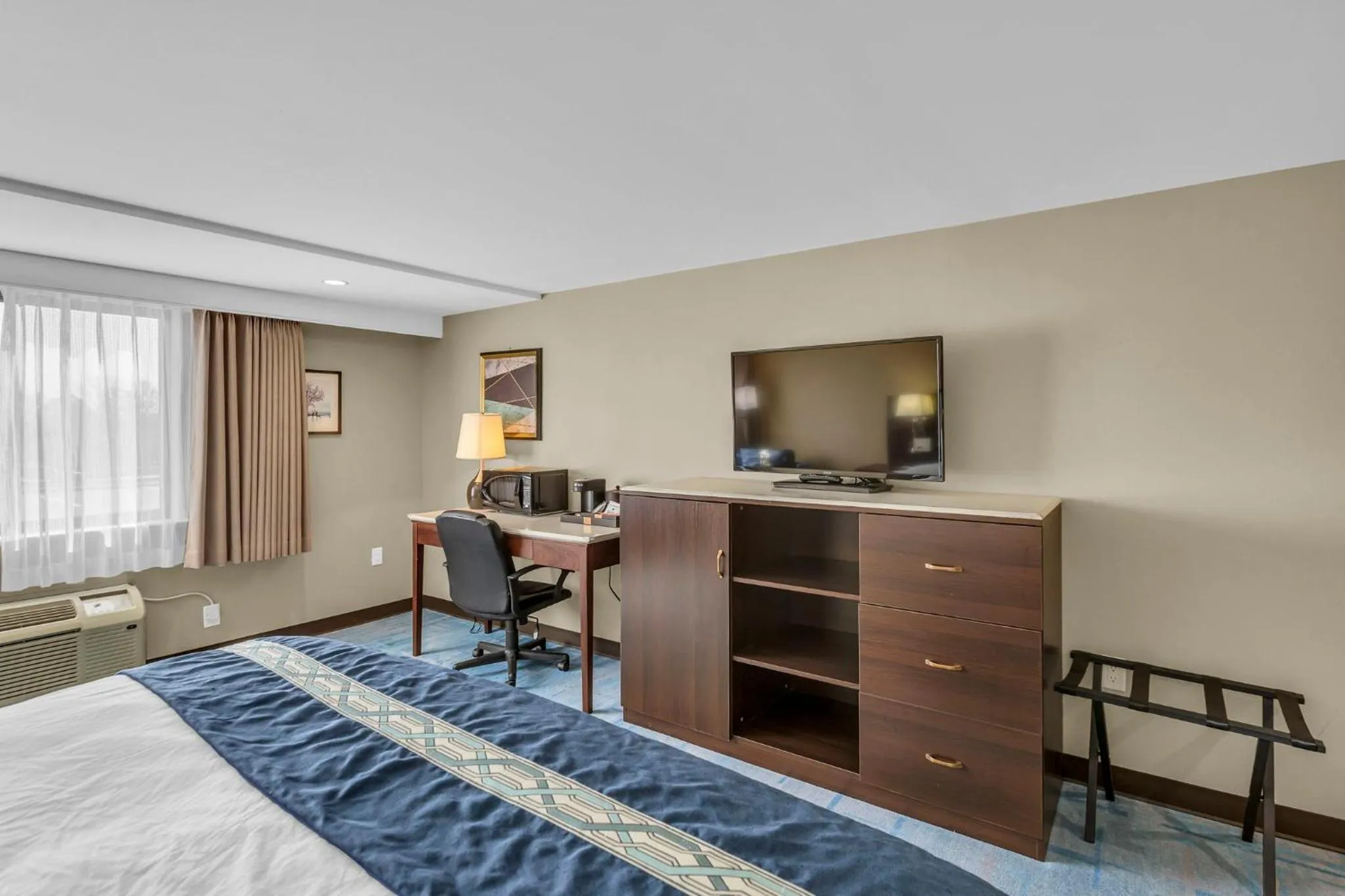 Bedroom, Bed in KC Inn Hotel Kansas City