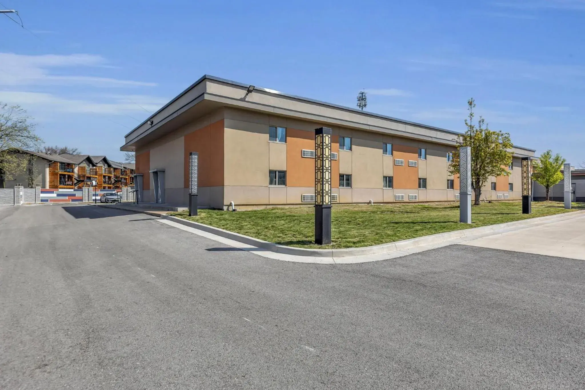 Property building in KC Inn Hotel Kansas City Property building in KC Inn Hotel Kansas City