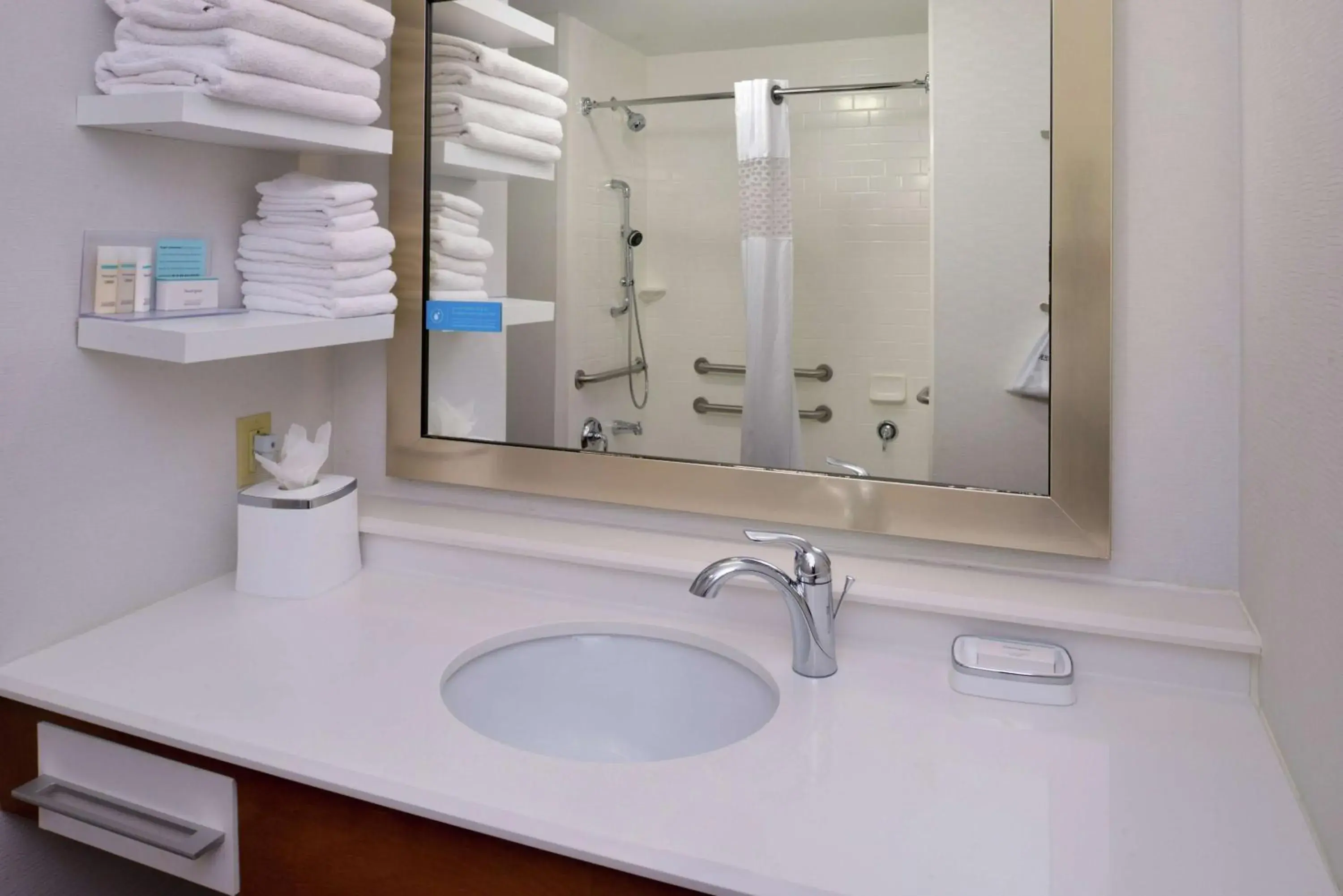 Bathroom in Hampton Inn & Suites by Hilton Lonoke Bathroom in Hampton Inn & Suites by Hilton Lonoke