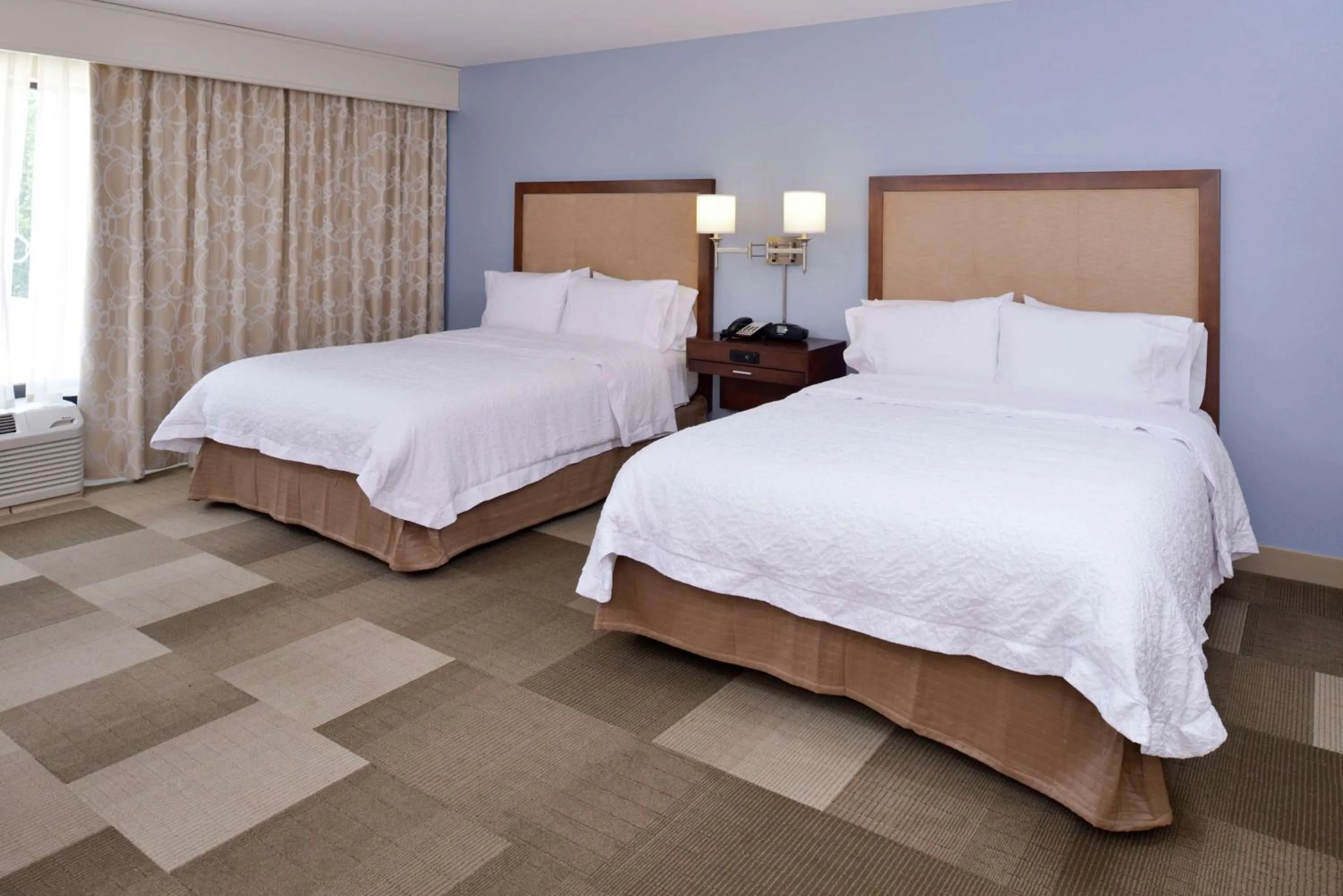Bed in Hampton Inn & Suites by Hilton Lonoke