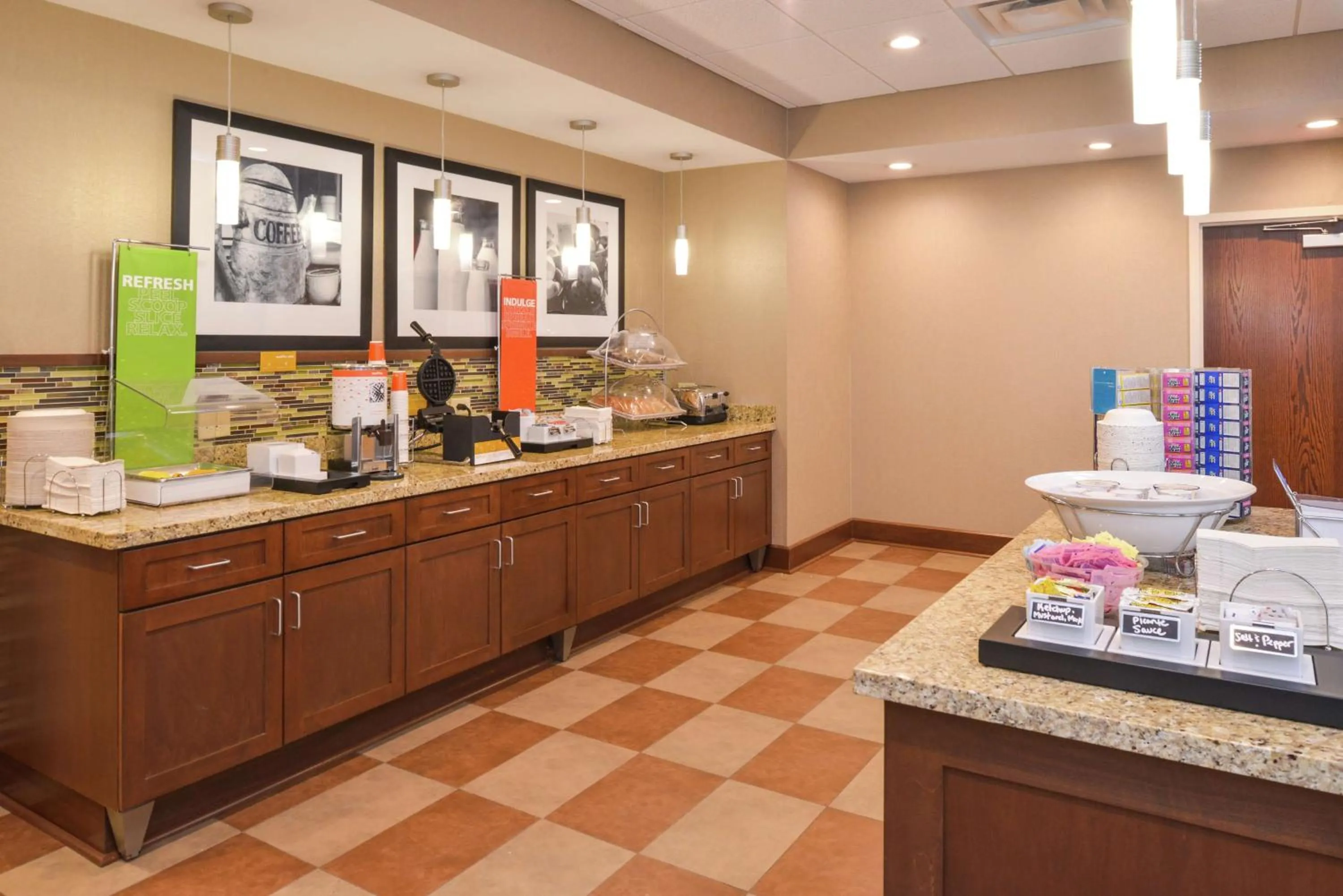 Dining area in Hampton Inn & Suites by Hilton Lonoke