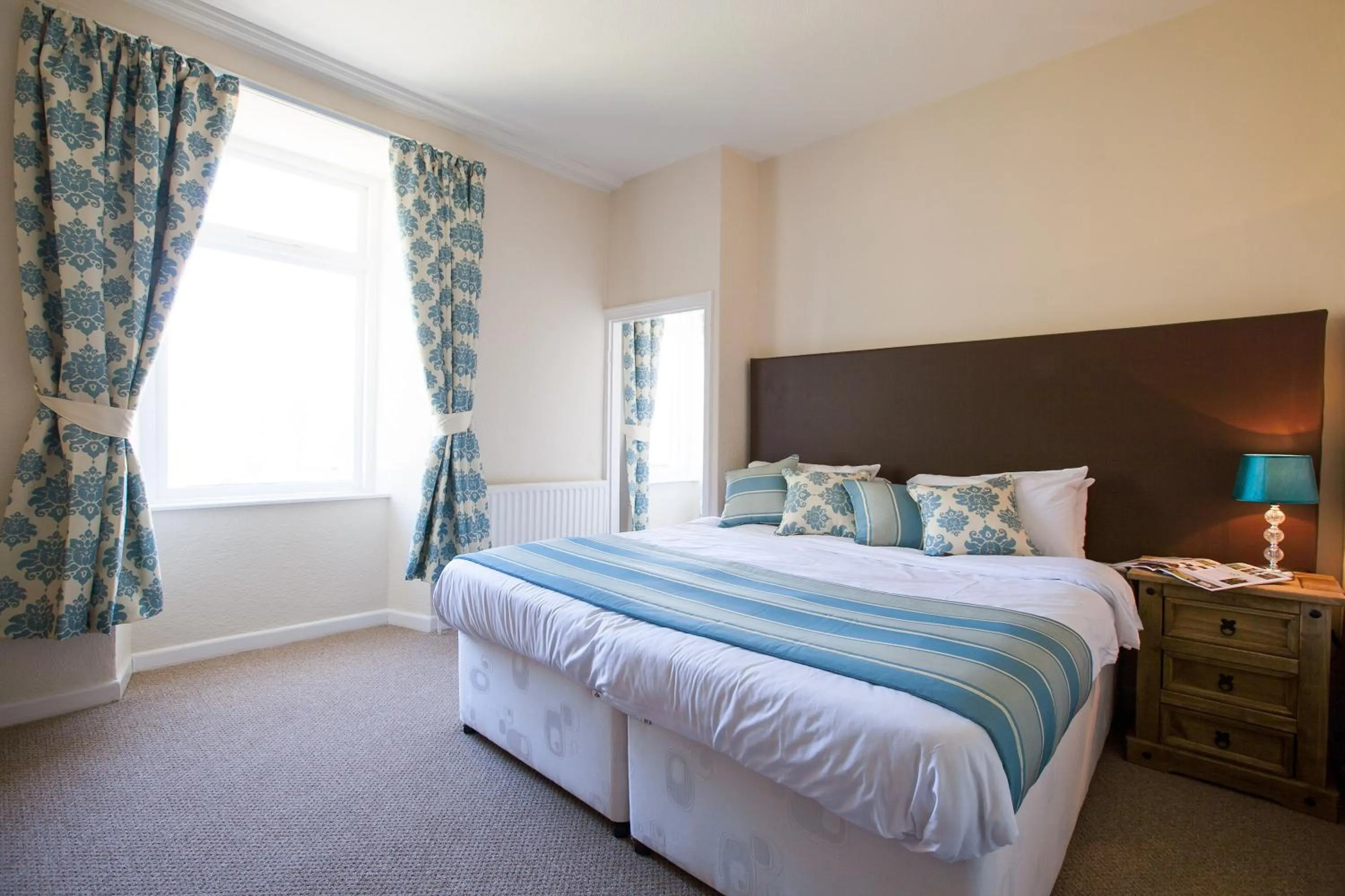 Bedroom, Bed in White Swan Cottage