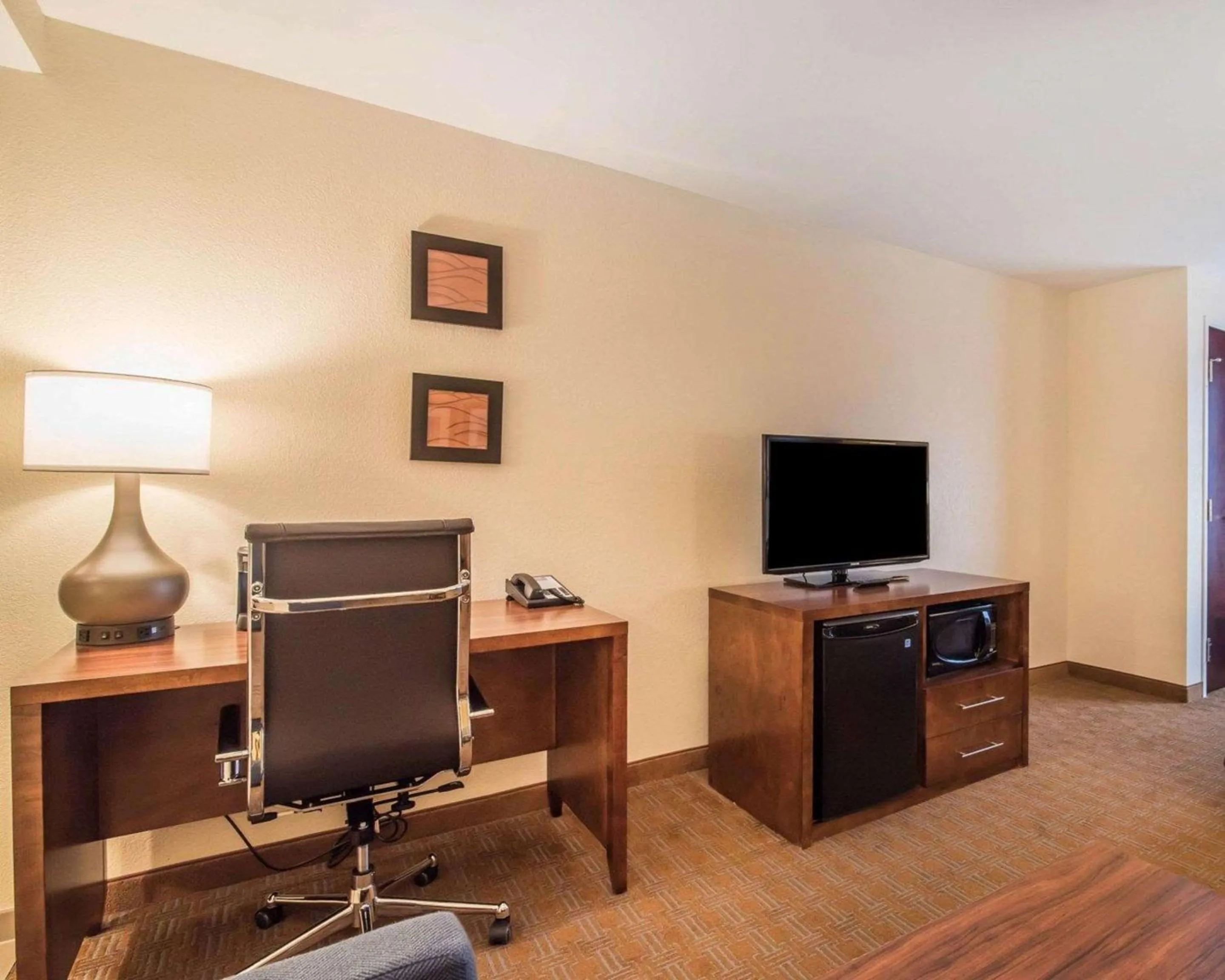 Communal lounge/ TV room in Comfort Inn & Suites Brattleboro I-91