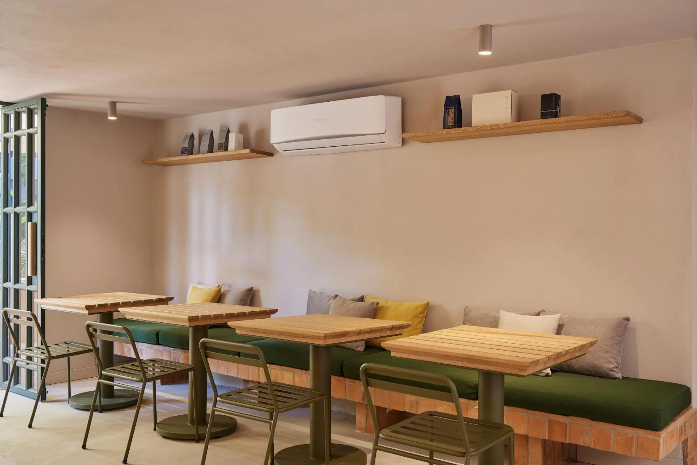 Restaurant/places to eat in Antipoda Hotel Boutique