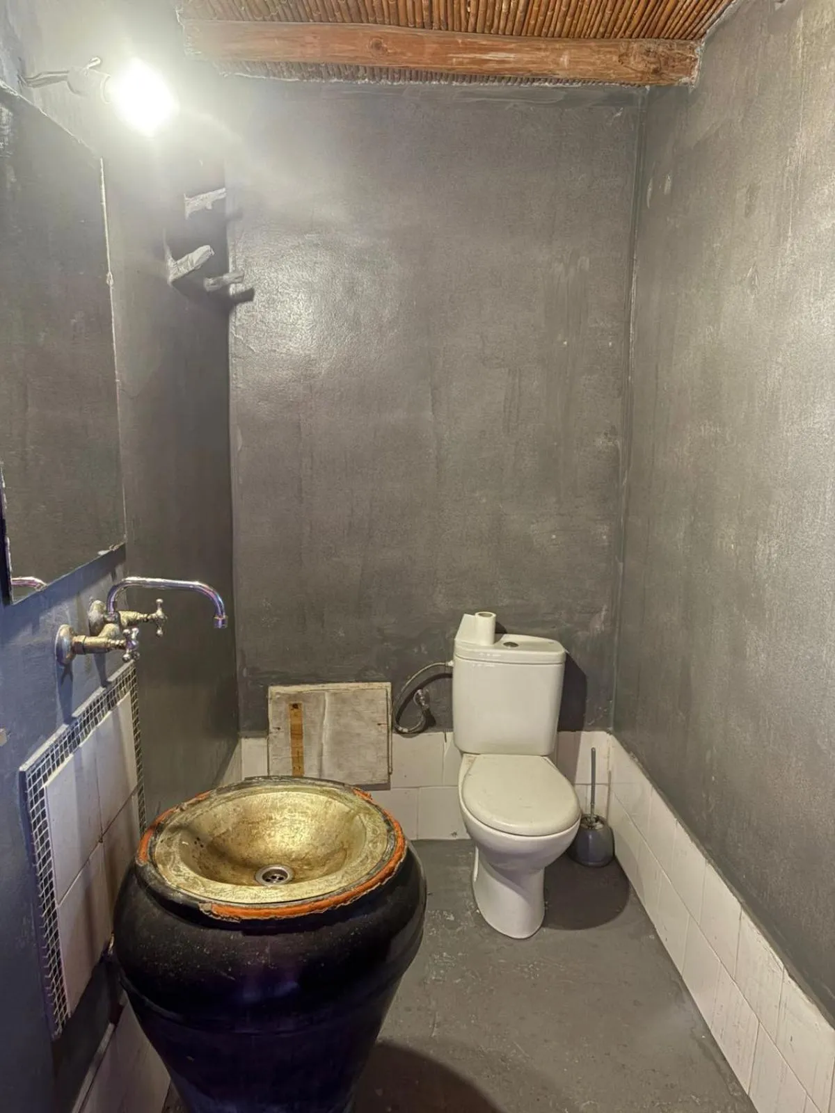 Toilet in ASARAG GUEST HOUSE, YOGA & Surf