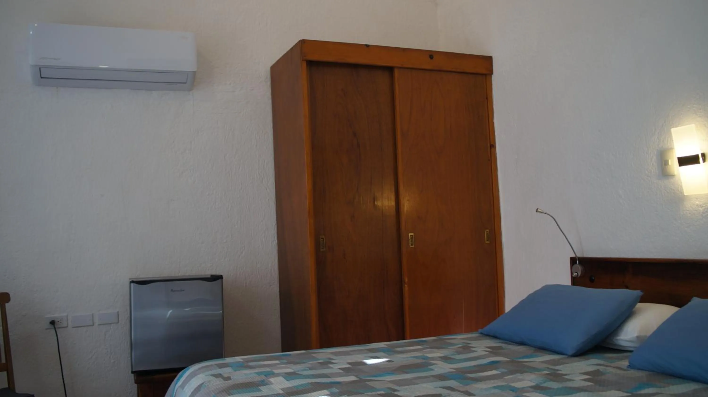 wardrobe, Bed in Hotel Allende