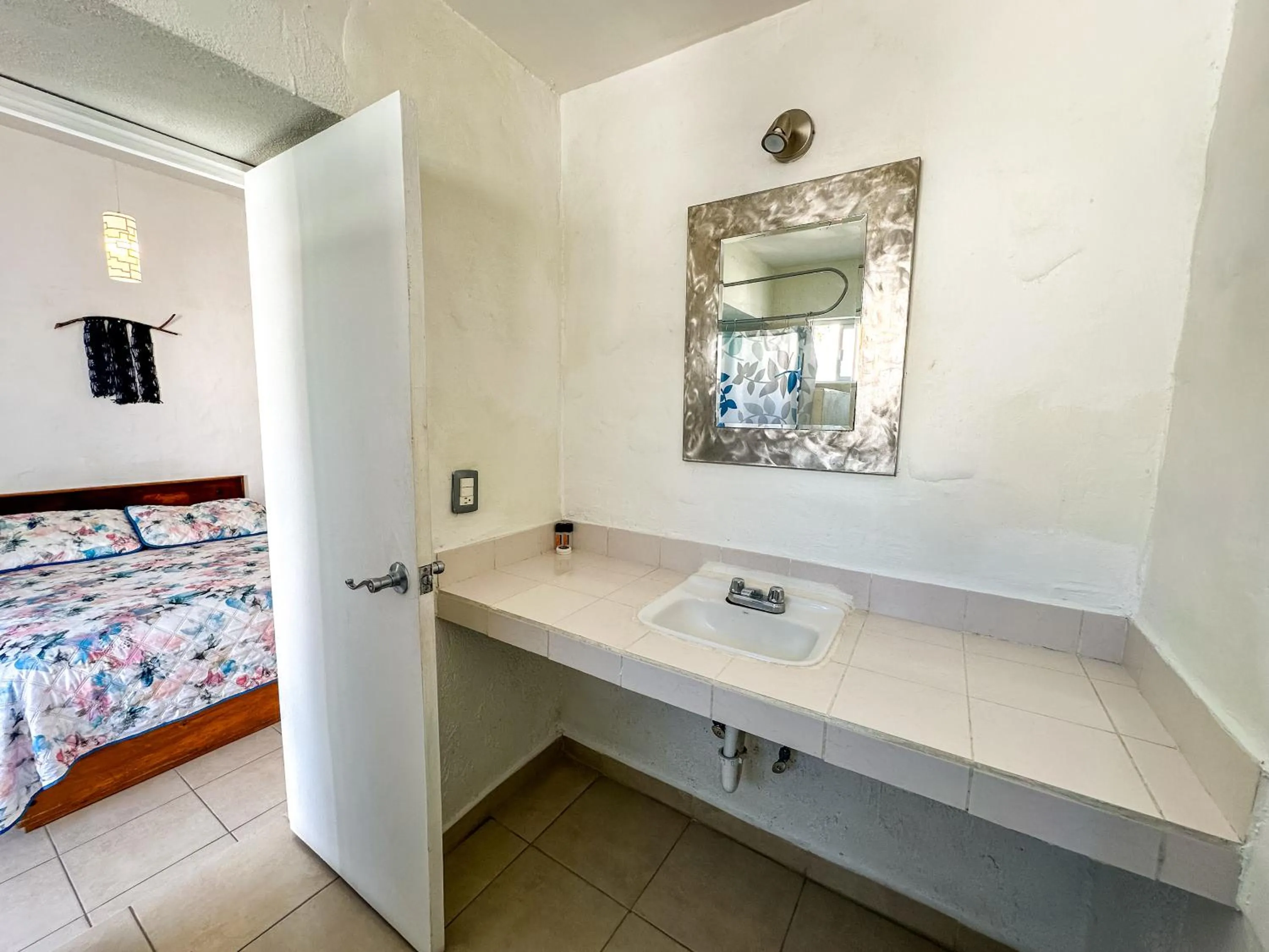 Bathroom, Bed in Hotel Allende
