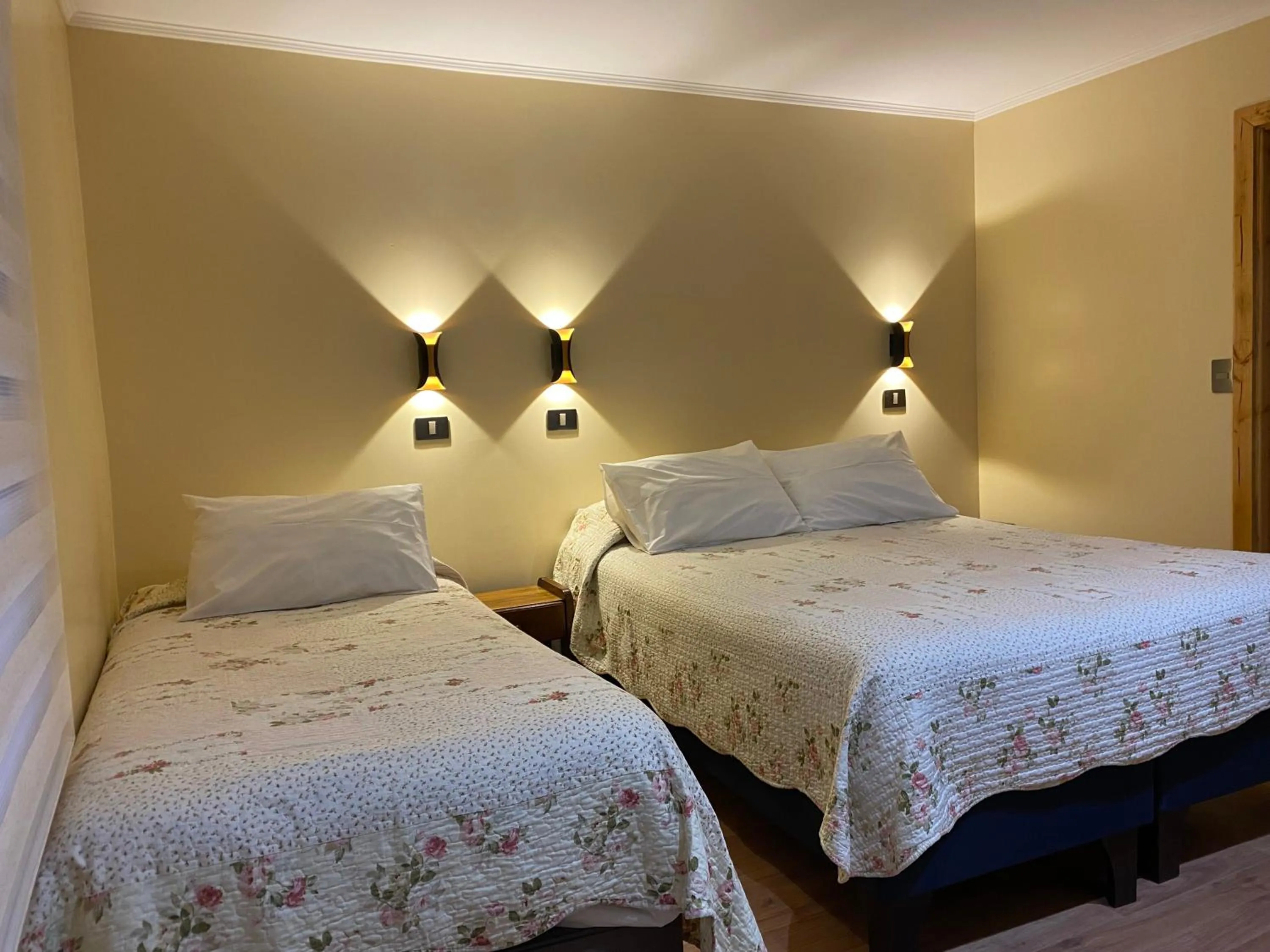 TV and multimedia, Bed in Hostal Graciela